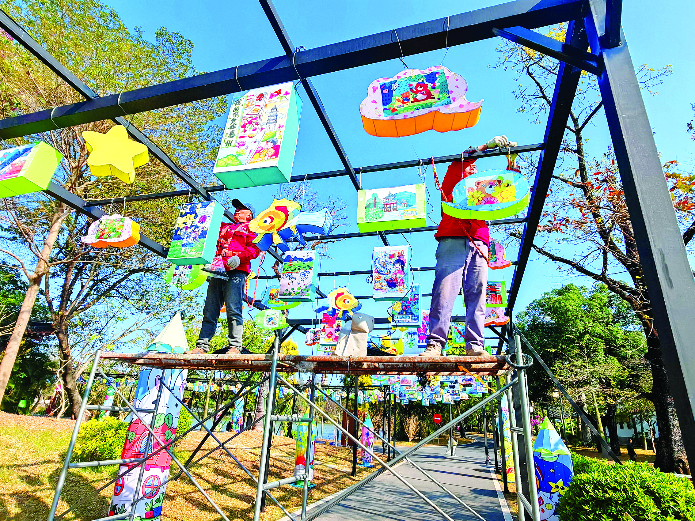     工作人员在进行花灯光源布置。惠州日报记者骆国红 摄