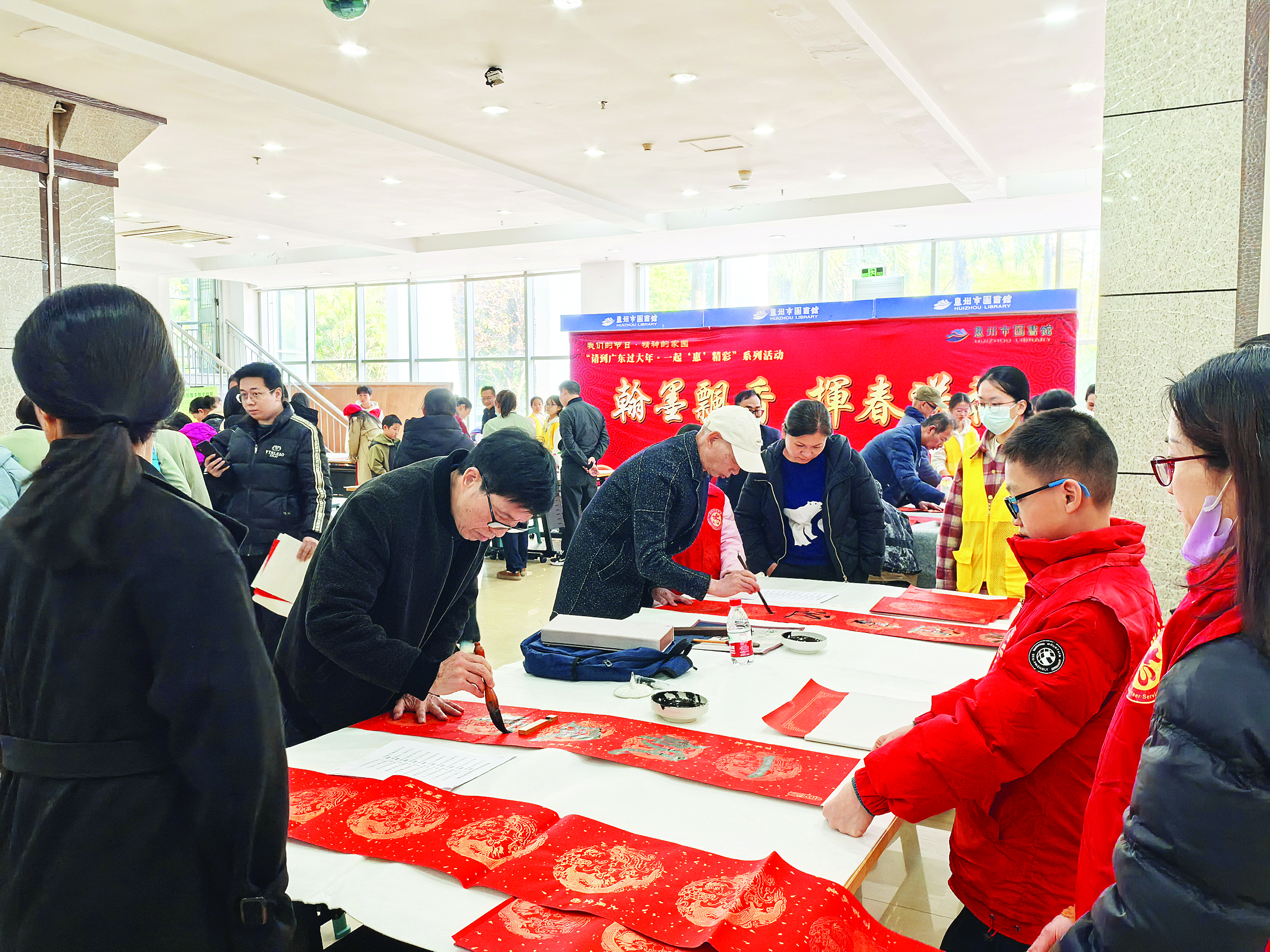     活动现场，书法老师们挥毫。惠州日报记者龚妍 谭琳 摄