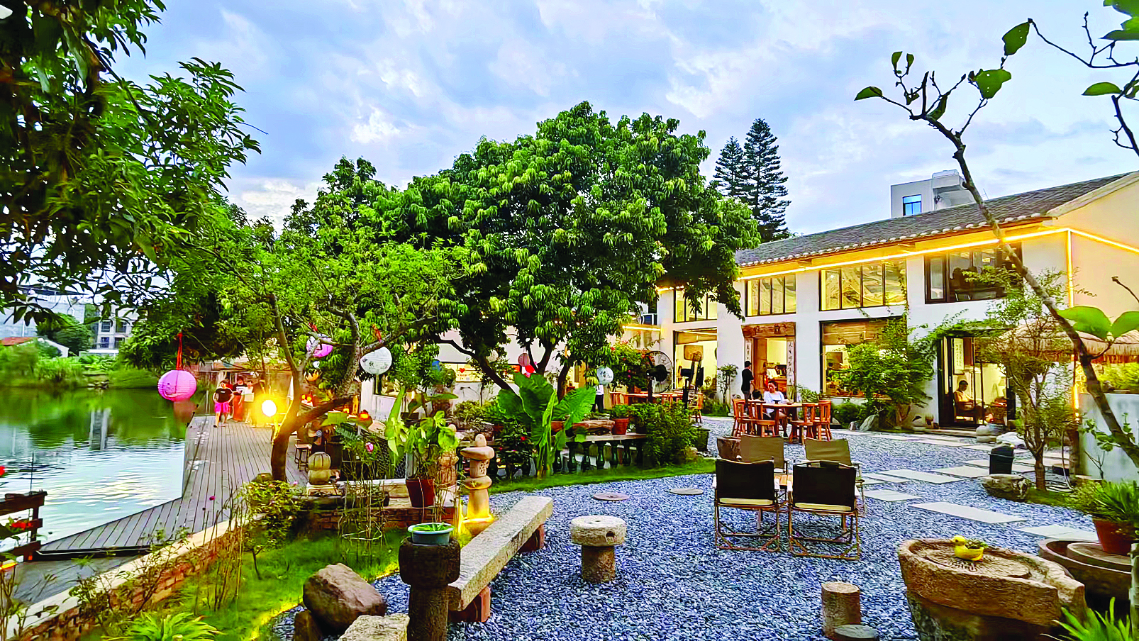     老旧庭院改造成“村咖”。