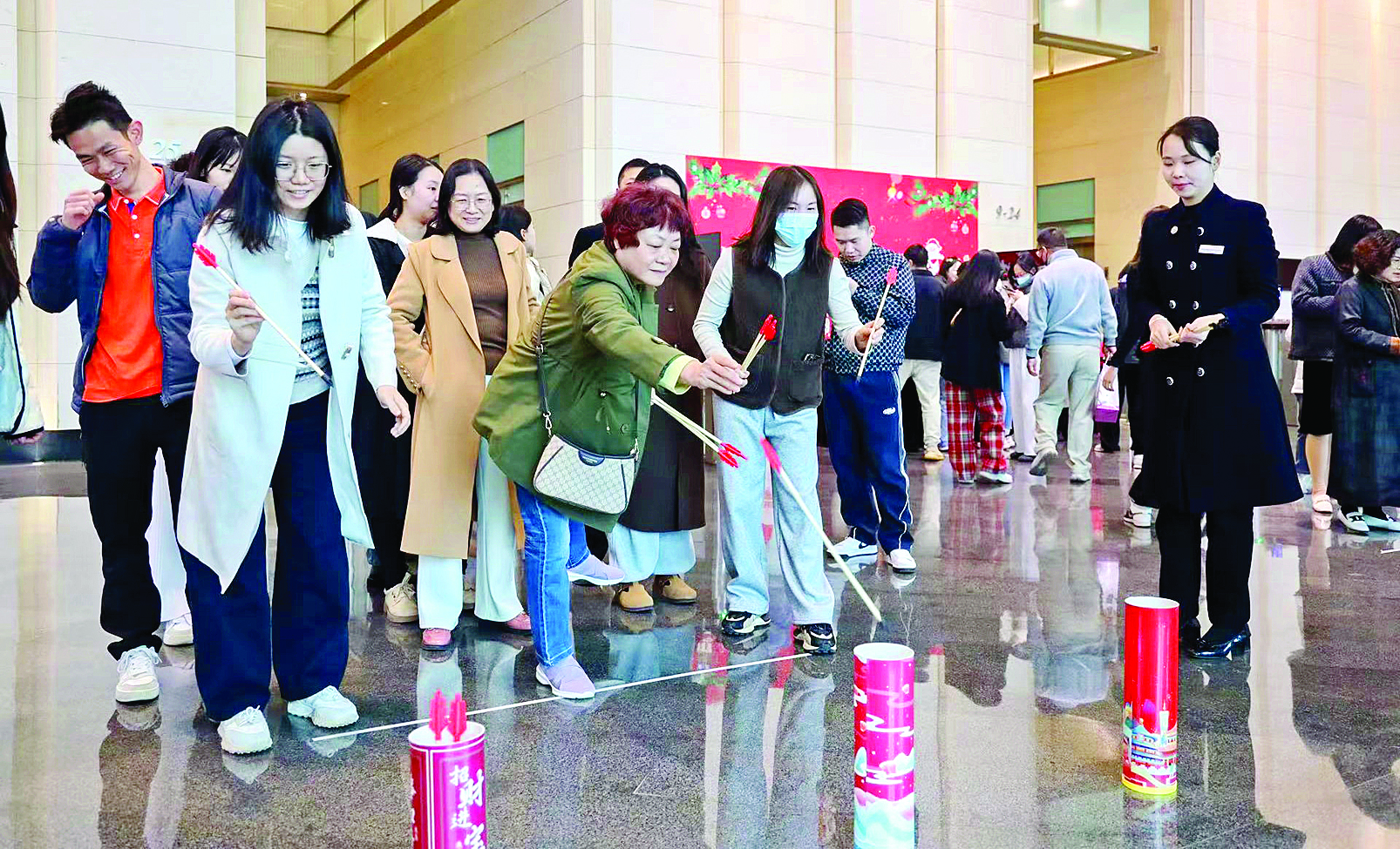     楼宇企业员工参加趣味游戏。