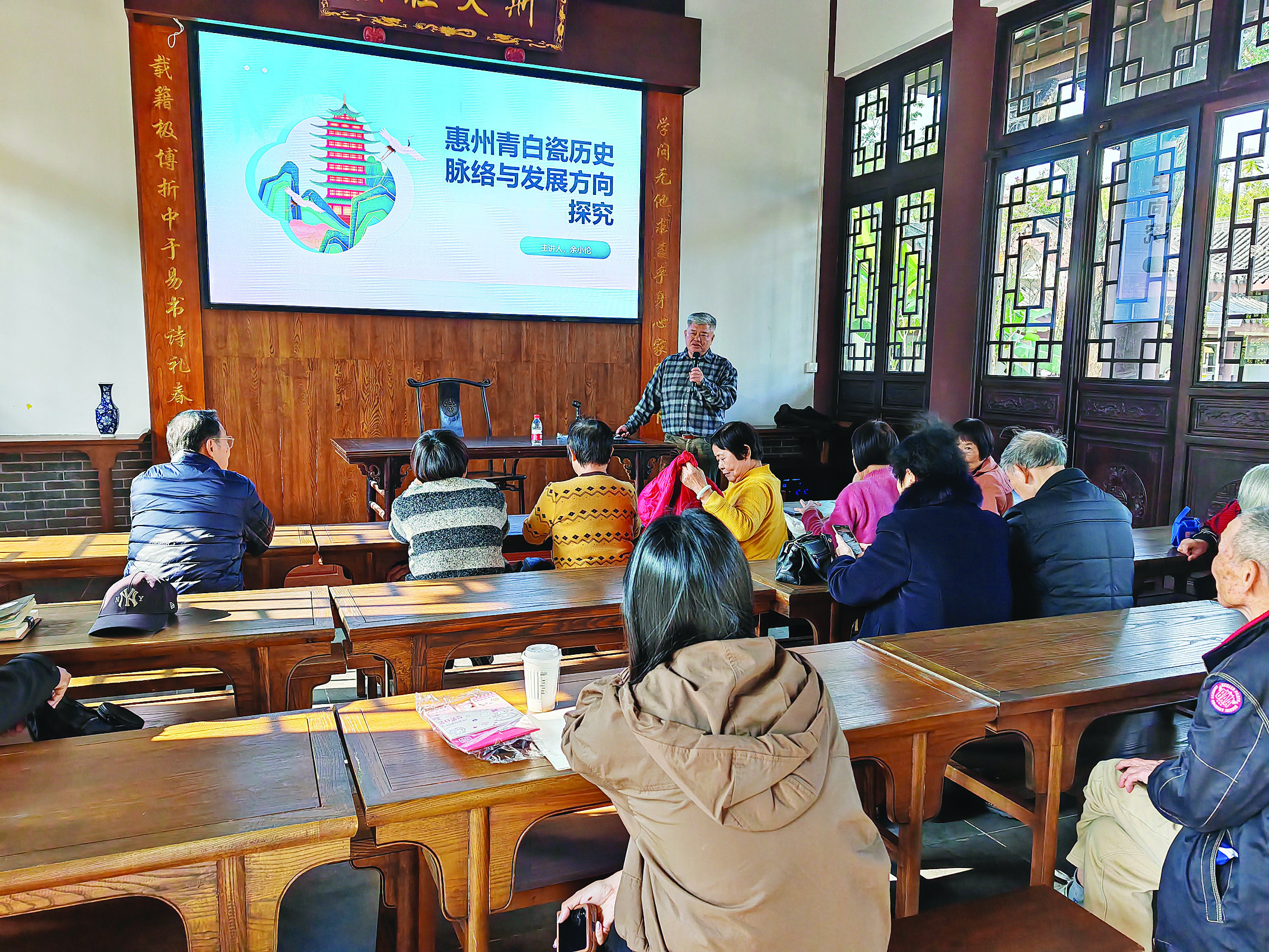     惠州丰湖文化名家余小伦讲述惠州青白瓷的历史脉络。