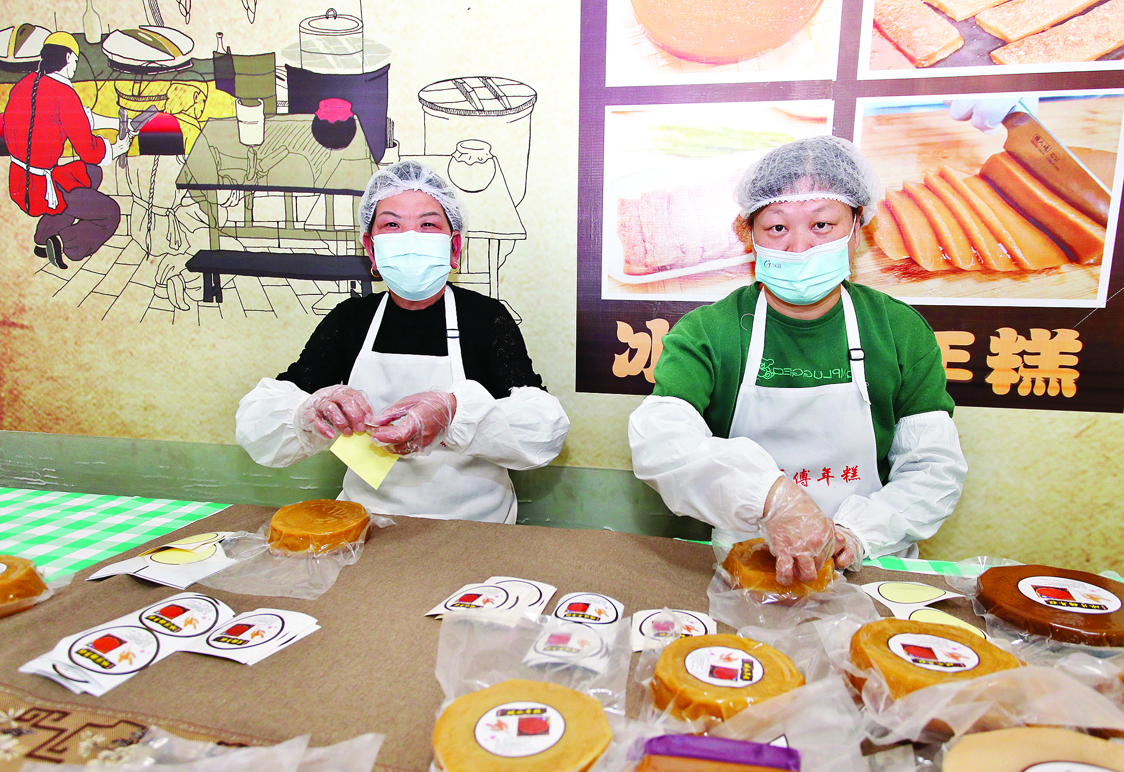     工人在给新出炉的年糕贴上标签。惠州日报记者钟畅新 摄