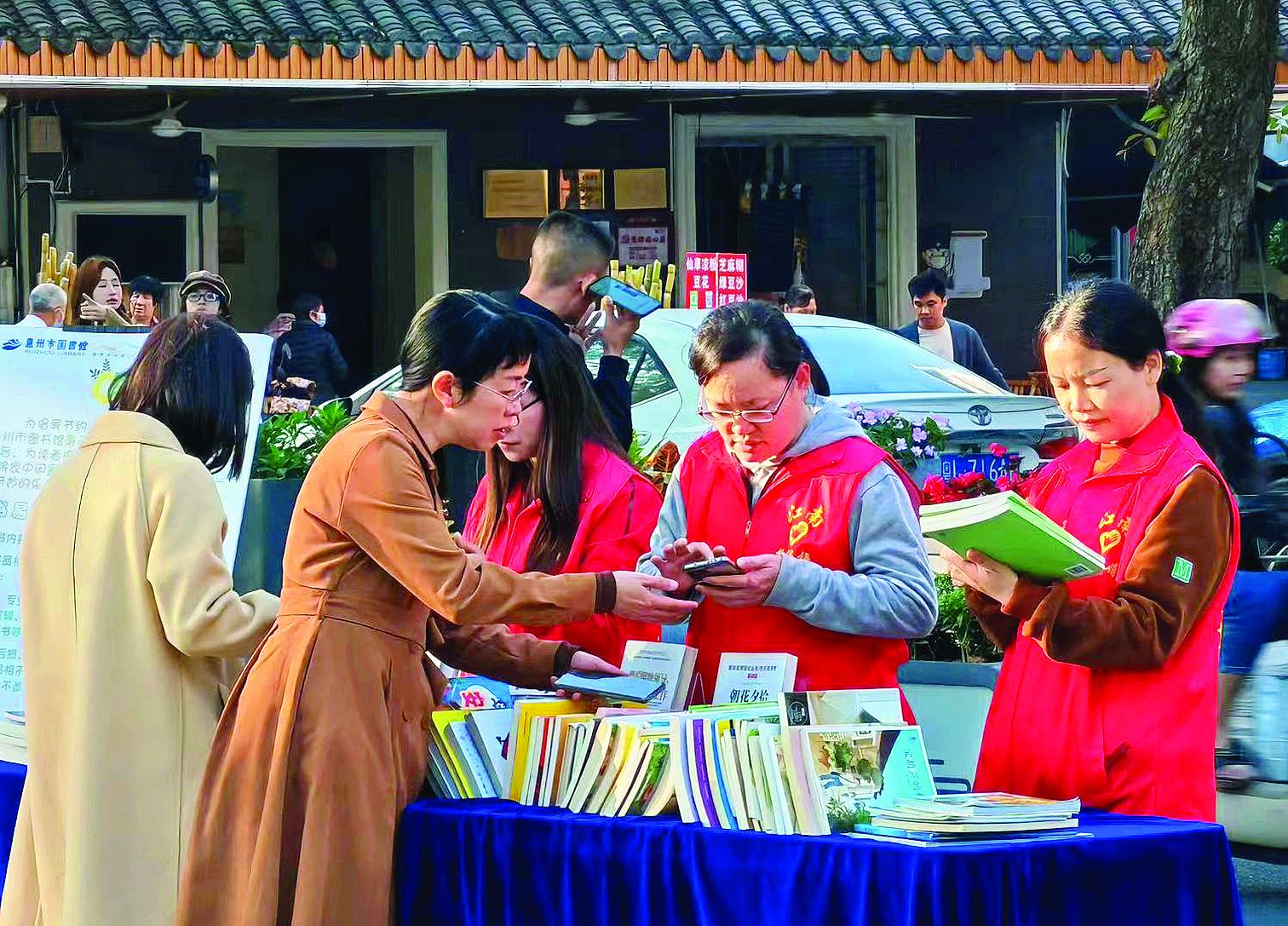     市民参加易书活动。惠州日报记者彭红霞 通讯员吕嘉琪 摄