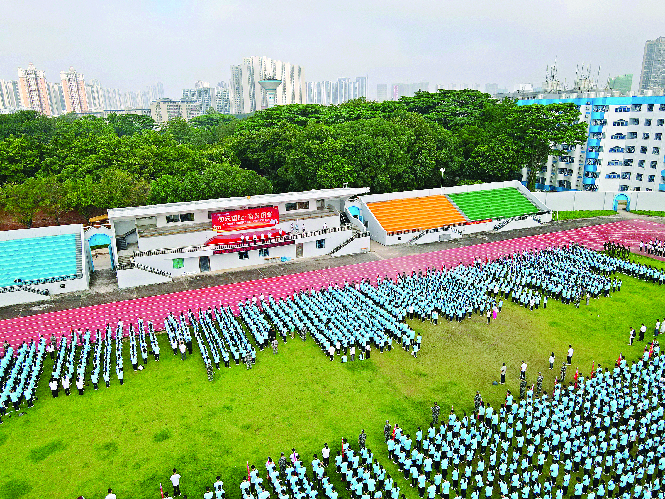     学校通过“四声五味”提振学生精气神。