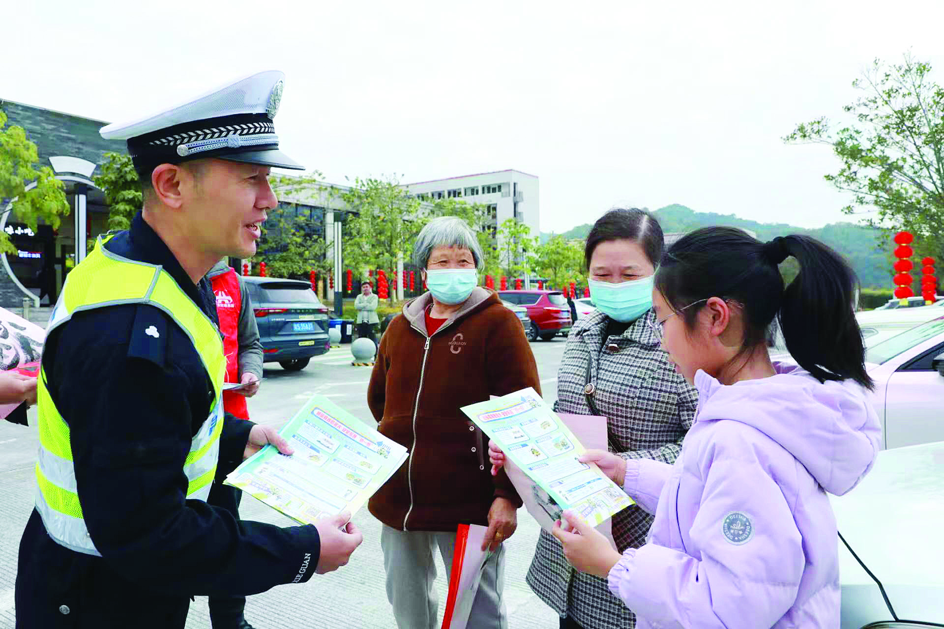    惠州交警向市民宣传“家人在等你平安回家”理念。