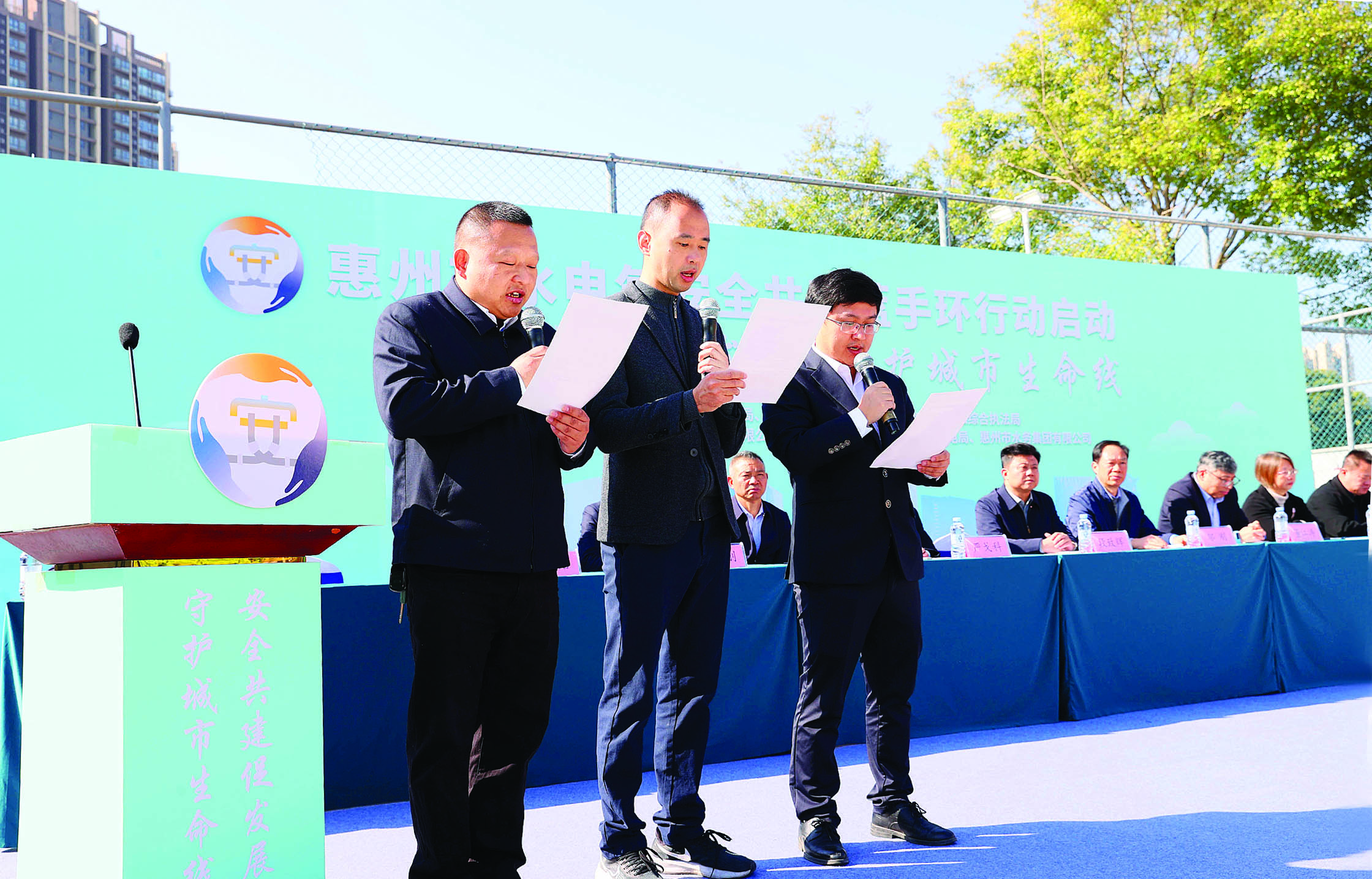     水电气三方代表共同宣读承诺书。 惠州日报记者杨建业 摄
