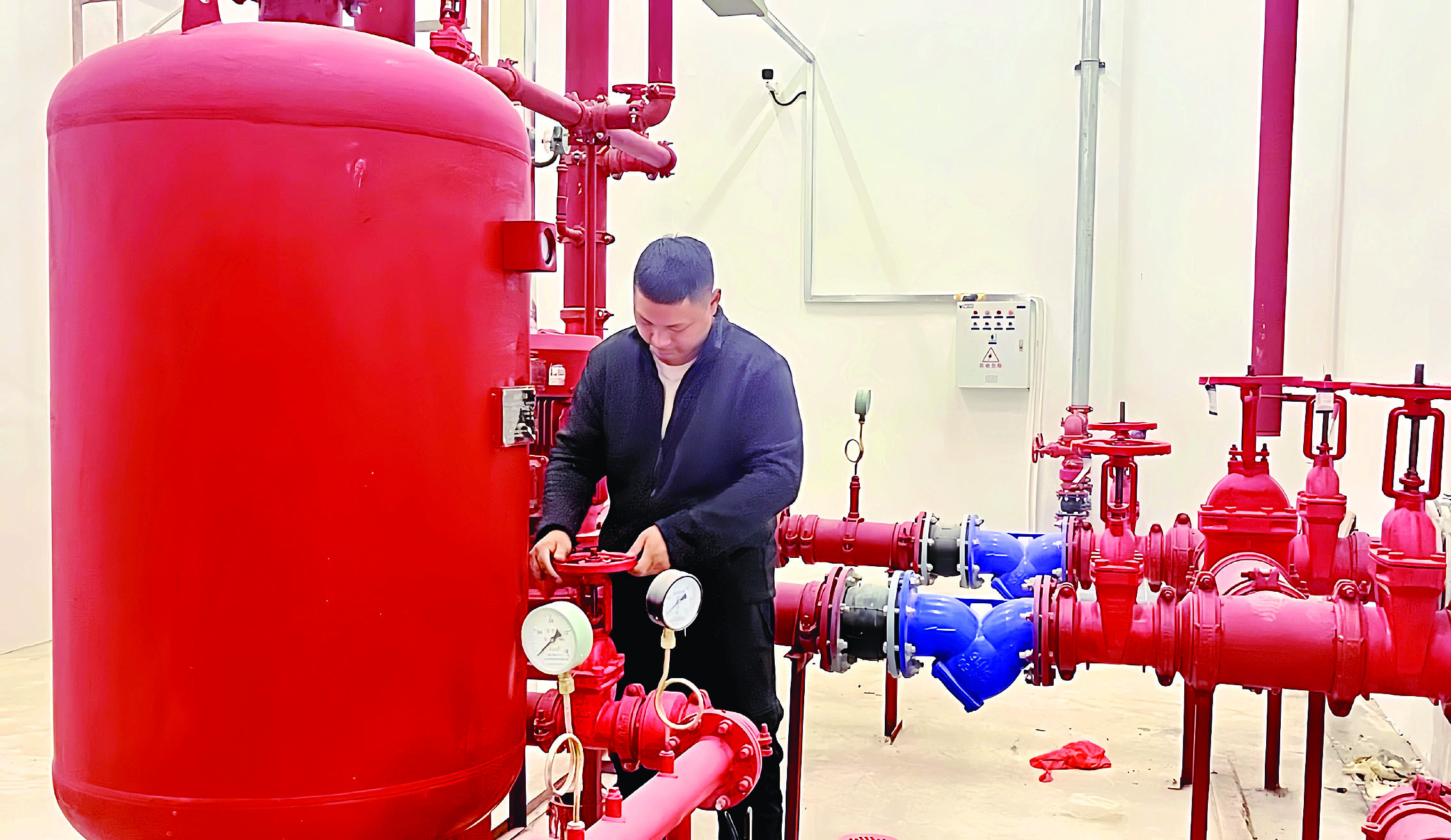     永汉镇供地热水建设工程现场，工作人员检查维护设备。