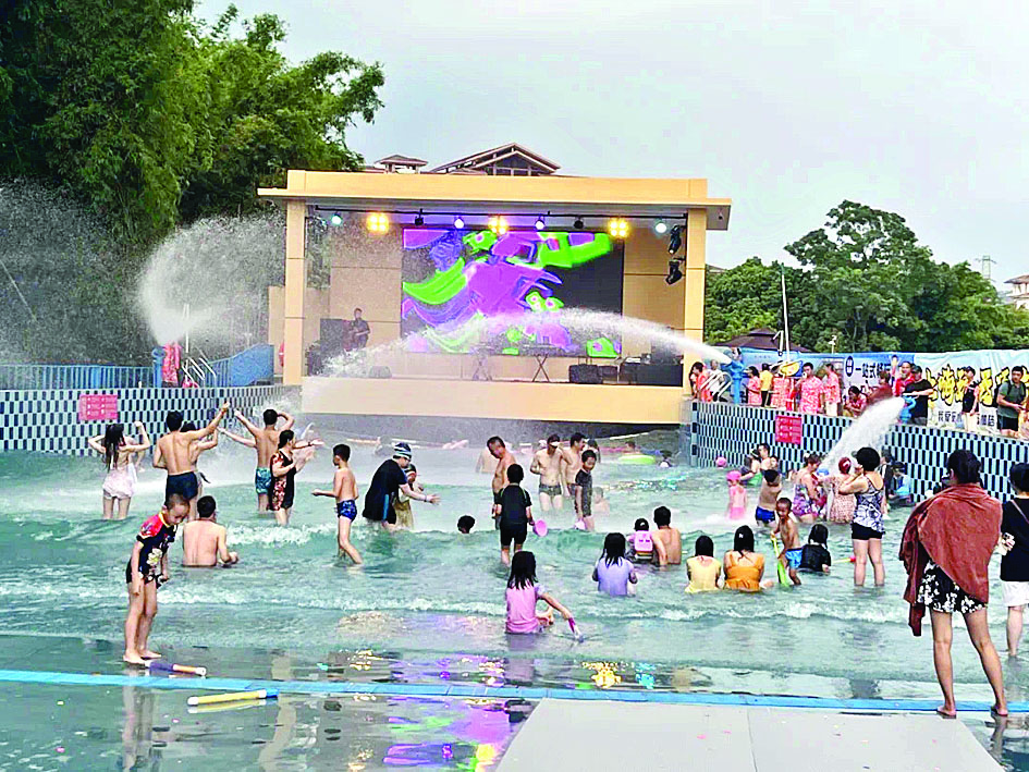     游客在龙门温泉景区嬉戏玩耍。本组图片 惠州日报记者黄宇翔 通讯员龙融心 摄