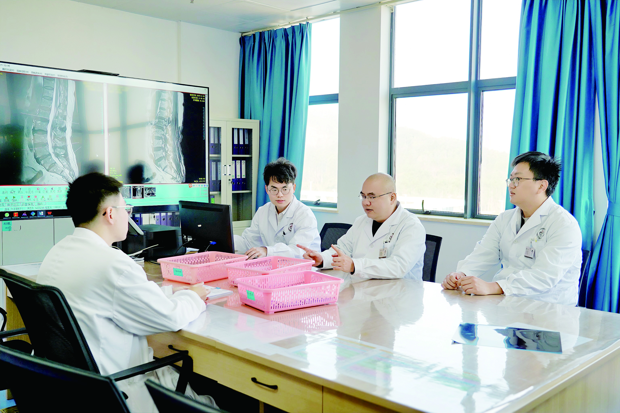     脊柱外科主任姚仕奋与团队一起讨论病例。