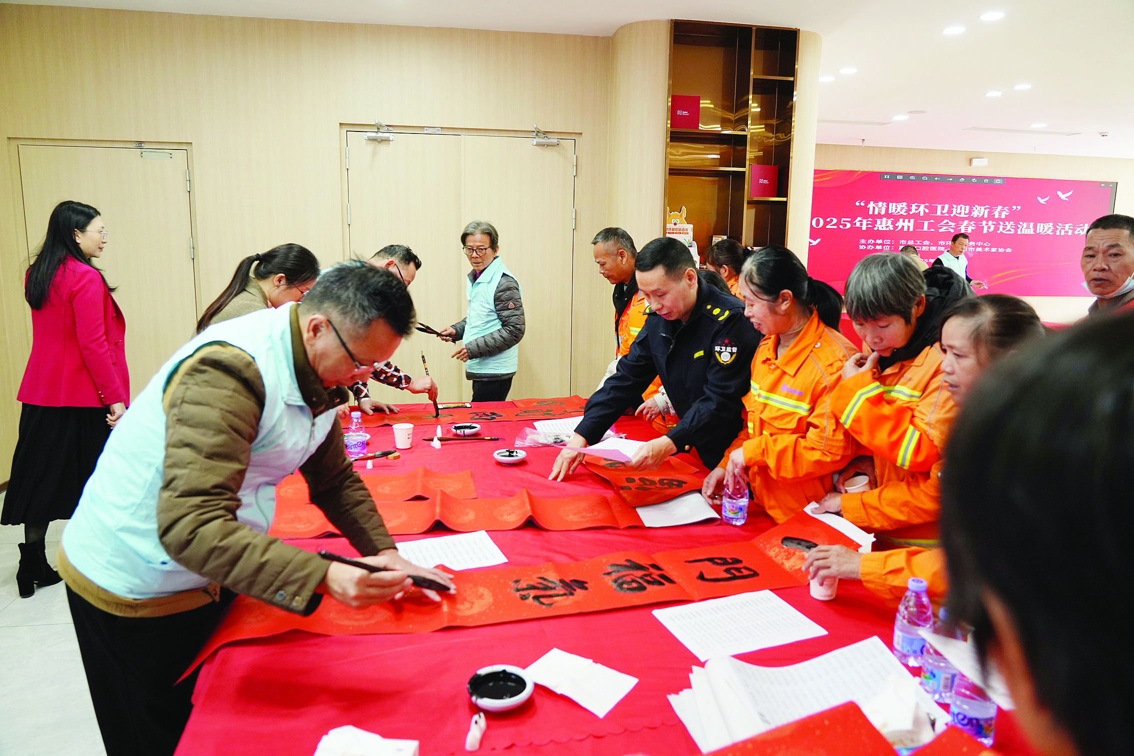     书法家为环卫工人写春联。惠州日报记者朱金赞 摄