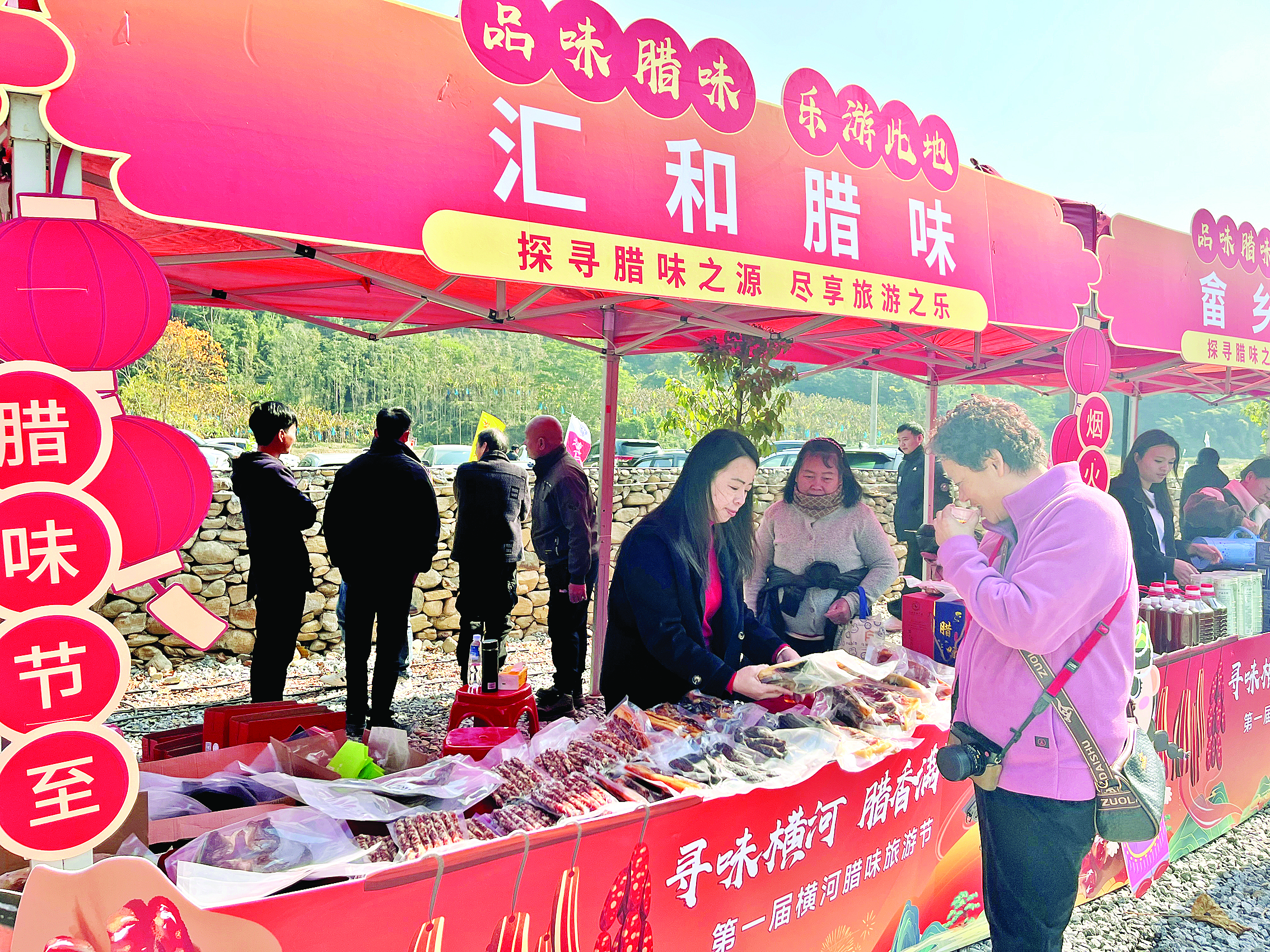     横河腊味吸引游客购买。