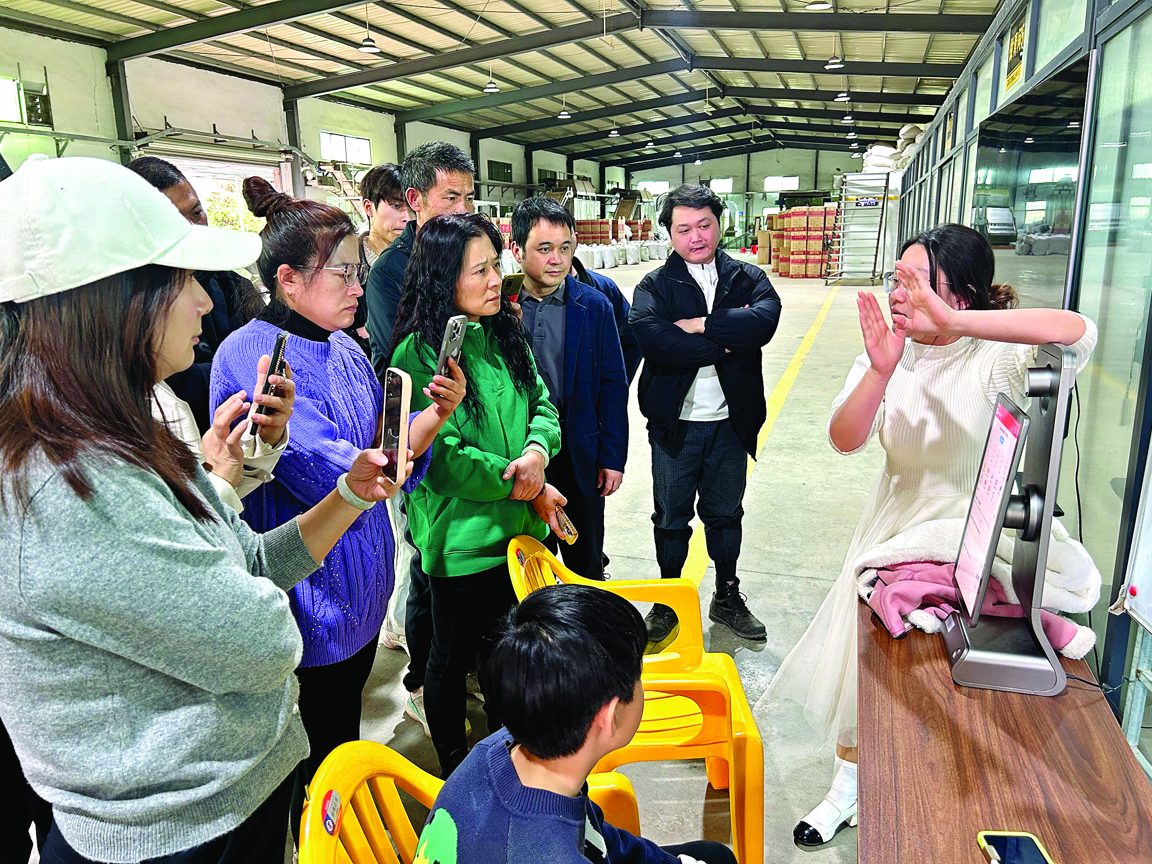     农户学习直播卖货。 惠州日报记者洪鹊儿 摄