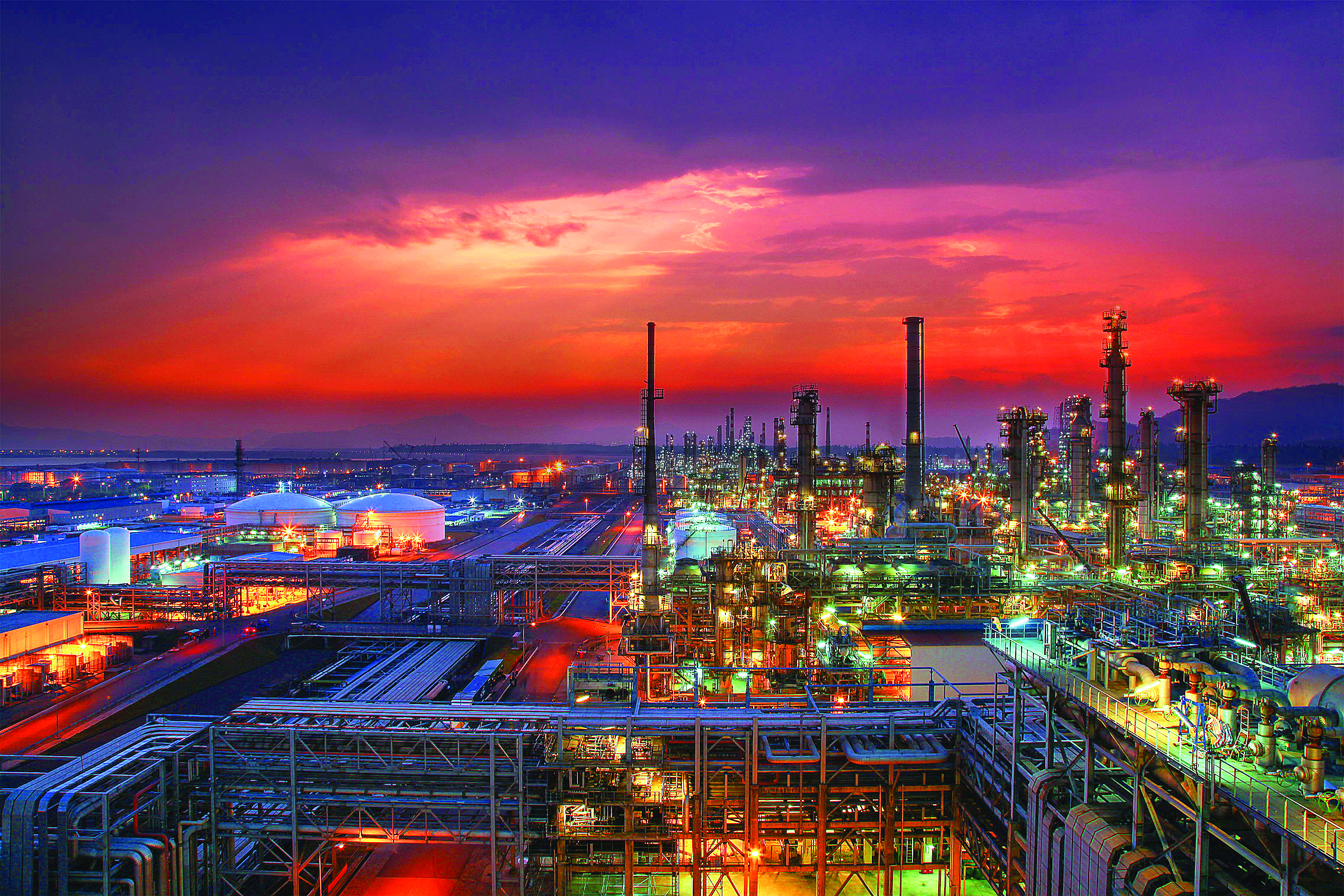     中海壳牌厂区夜景。