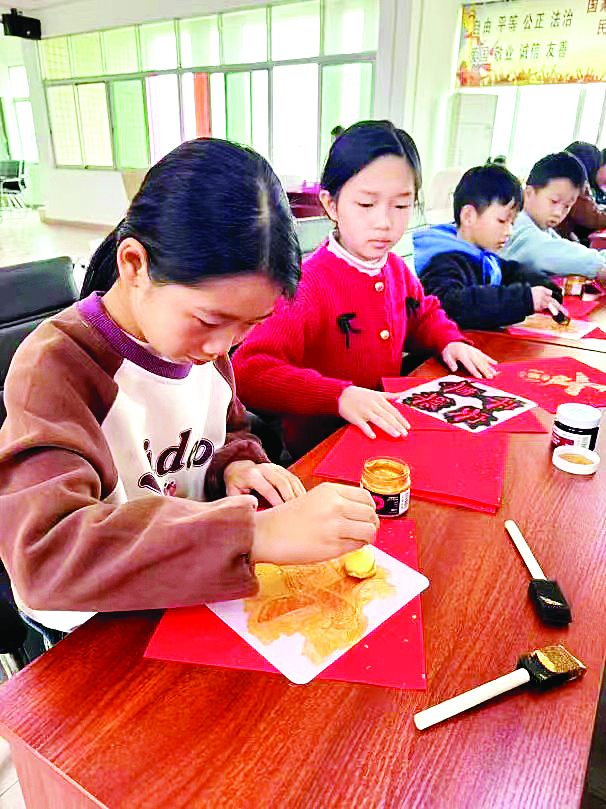     小朋友拓“福”字。    惠州日报记者朱丽婷 通讯员园洲宣 摄