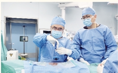     姚仕奋和谢翰在手术中。