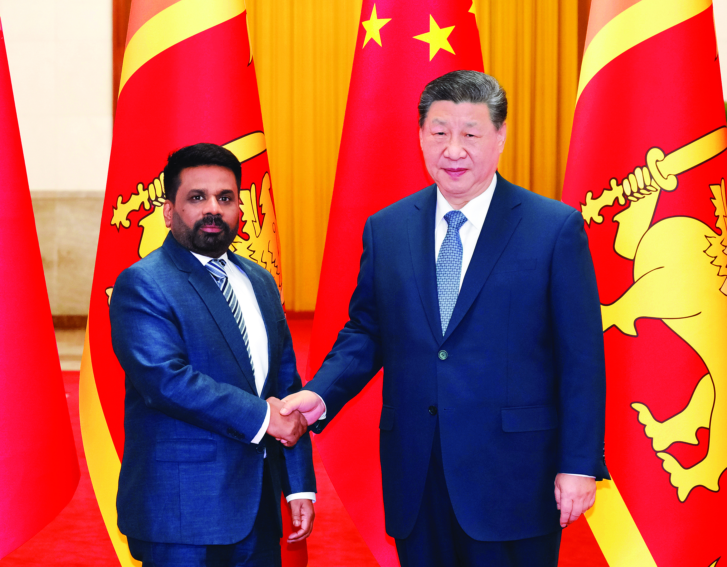     1月15日下午，国家主席习近平在北京人民大会堂同来华进行国事访问的斯里兰卡总统迪萨纳亚克举行会谈。这是习近平同迪萨纳亚克握手。新华社发