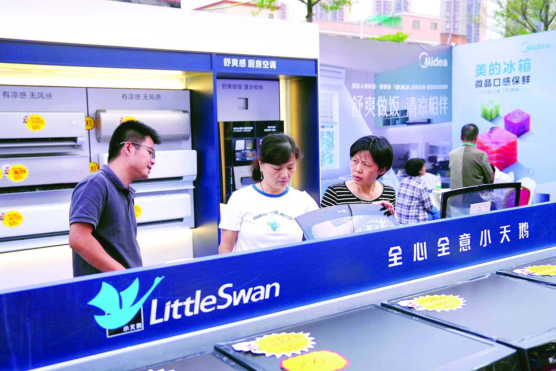     趁着以旧换新补贴的热潮，许多市民购买了心仪的家电。