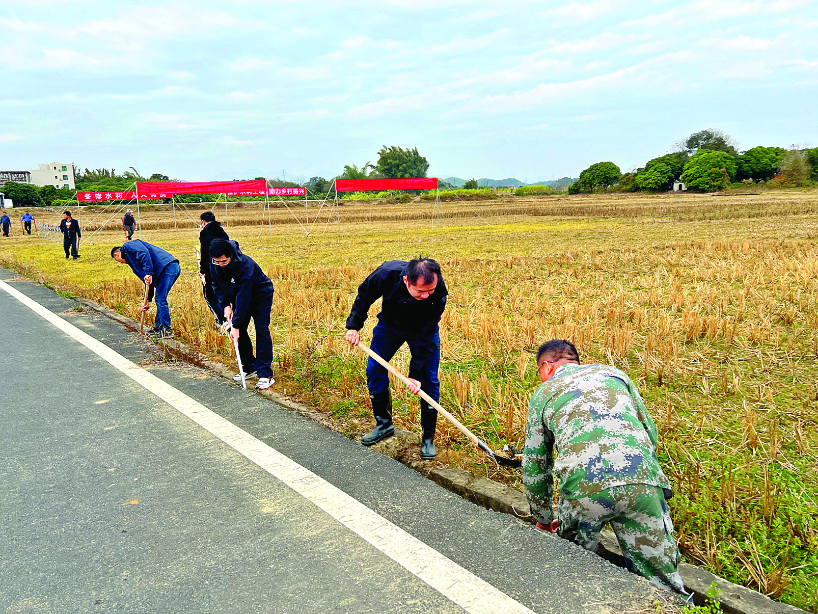     横沥镇干部职工参与清淤劳动。    惠州日报记者谢菁菁 特约通讯员匡贇 通讯员张雅 邓瑞琳 摄