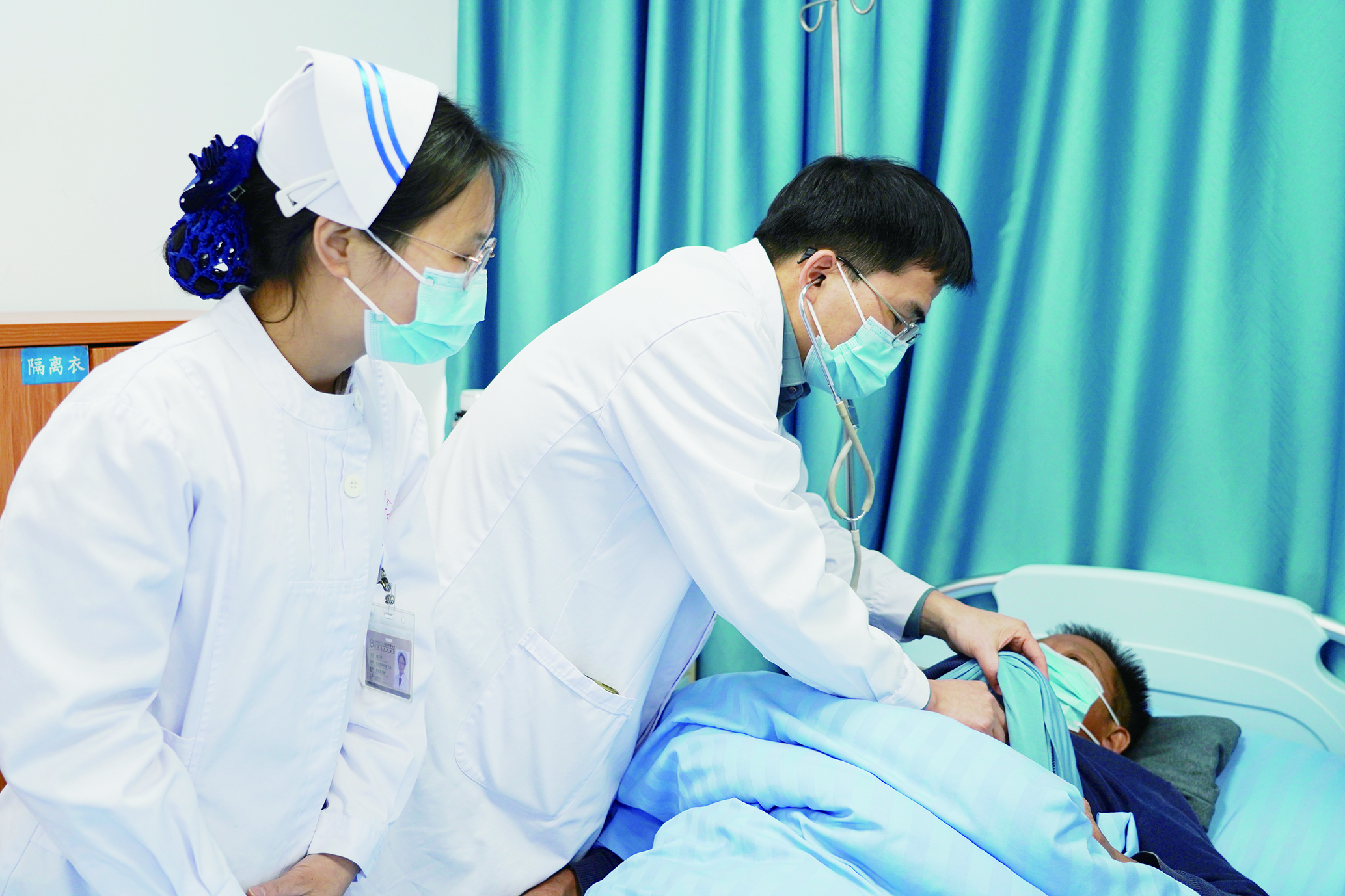     在心血管内科病房，患者得到悉心照料。