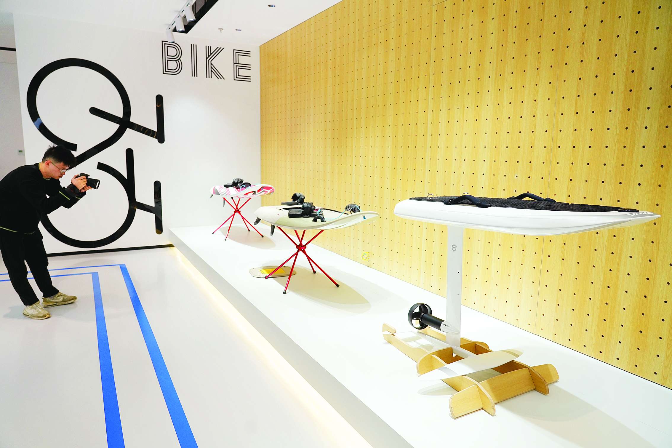     萨瓦公司生产的水上动力冲浪板。惠州日报记者许文昌 摄