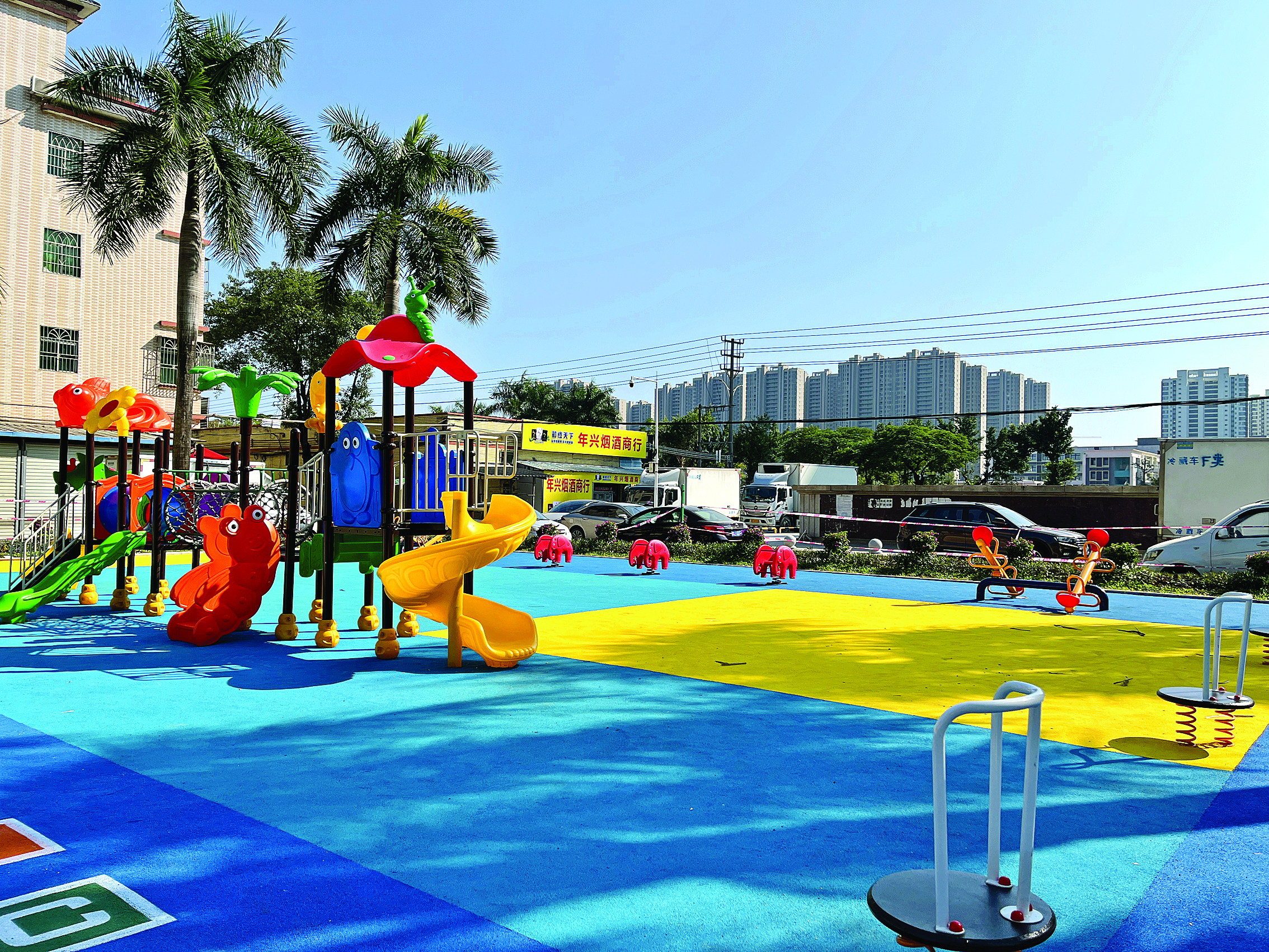     联和村中央文体广场增设儿童游乐设施。