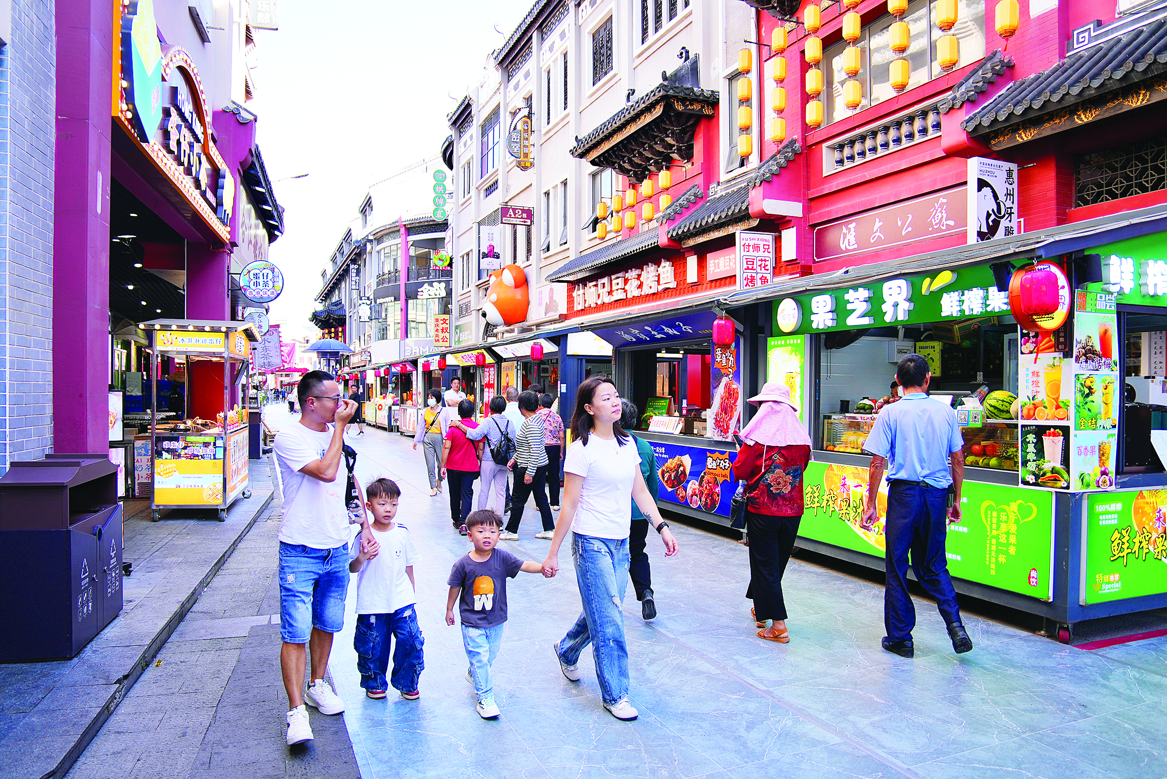     每逢节假日，水东街都会迎来各地的游客。