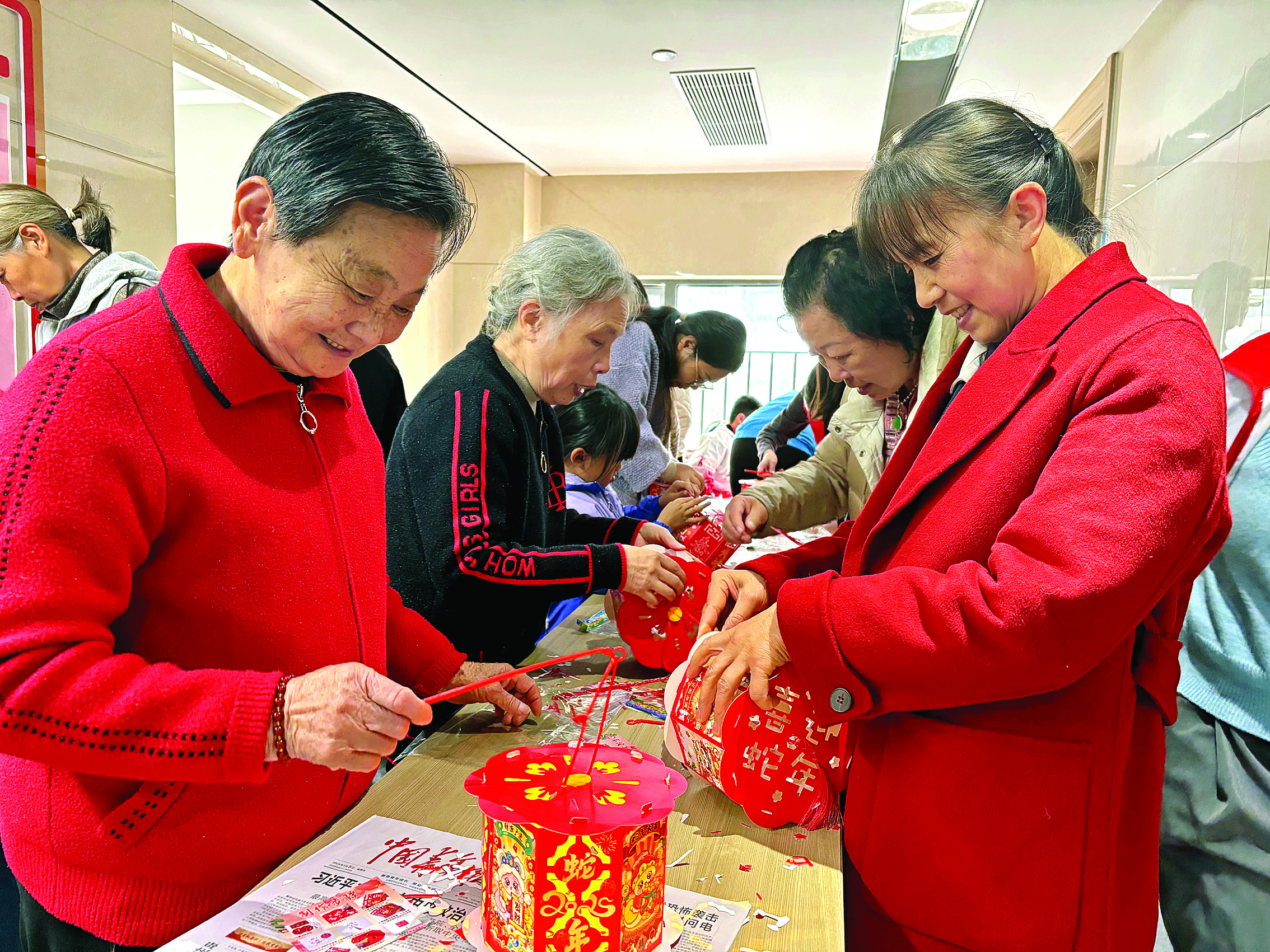     群众制作走马灯。    惠州日报记者谢菁菁 特约通讯员龙明洪 通讯员邓晓琳 摄