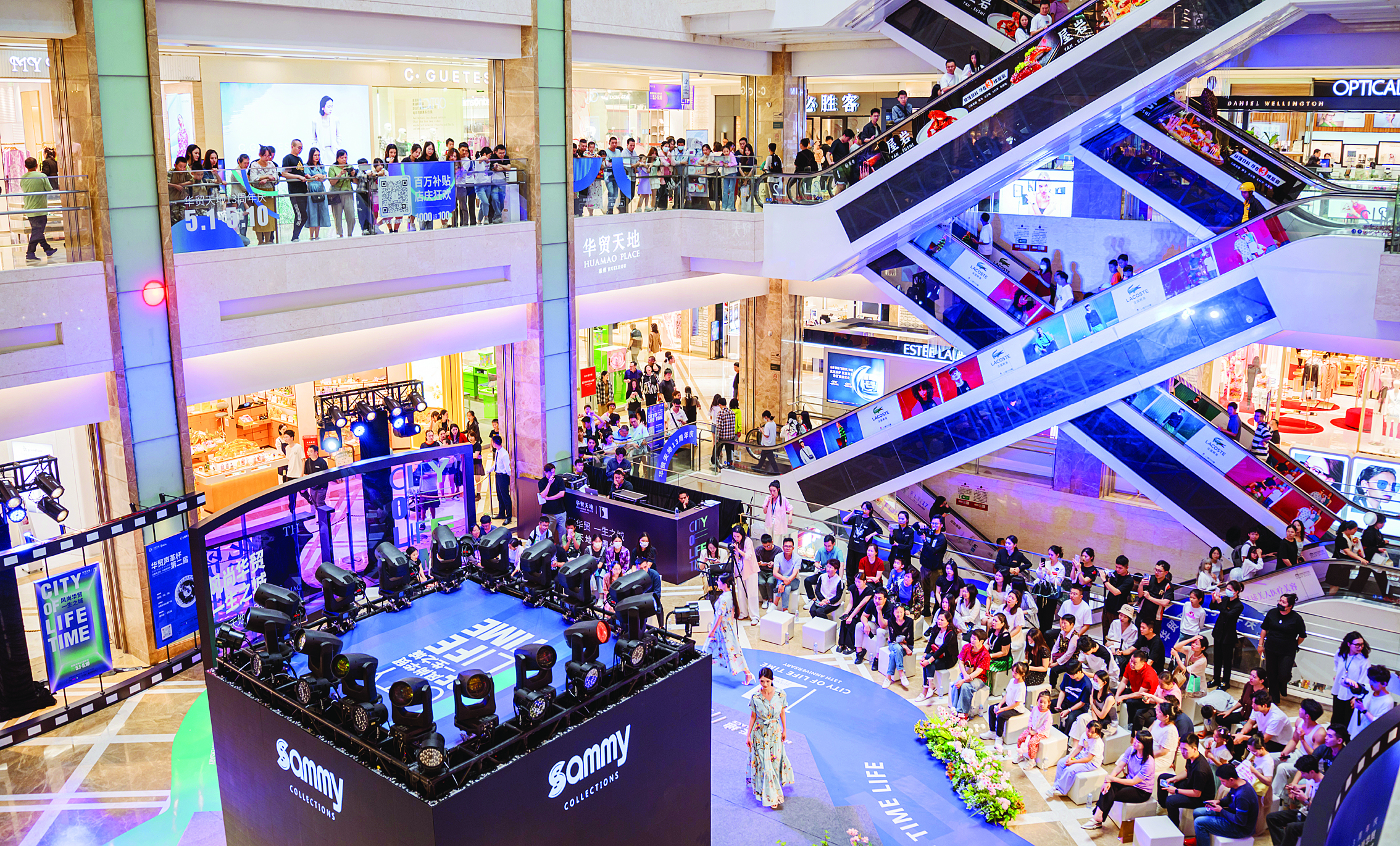     华贸天地内人来人往。