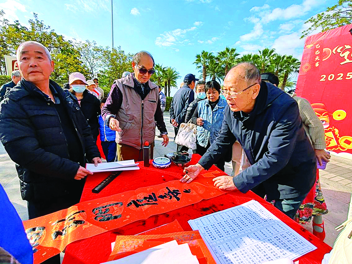    书法老师现场挥毫泼墨。惠州日报记者张宇琪 通讯员谭育琴 陈旭梅 摄