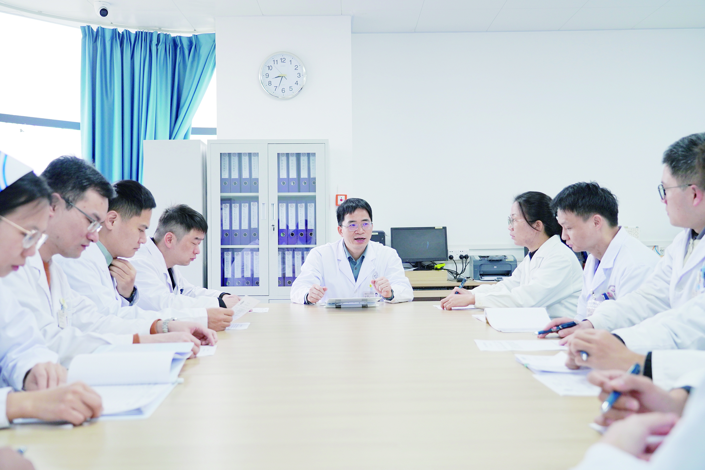     谢桂庭（中）组织团队开展病例研讨。