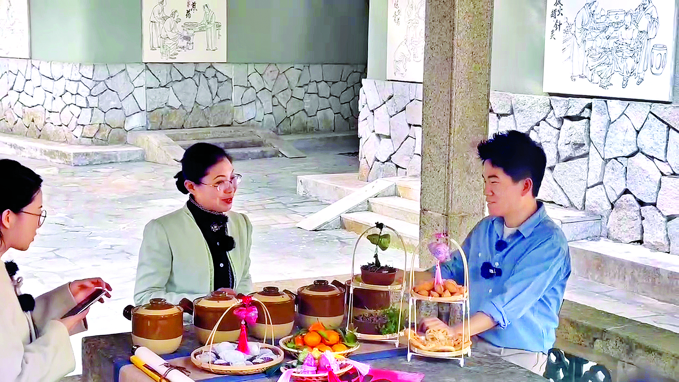     董宇辉品尝广东凉茶。惠州日报记者汤渝杭 摄