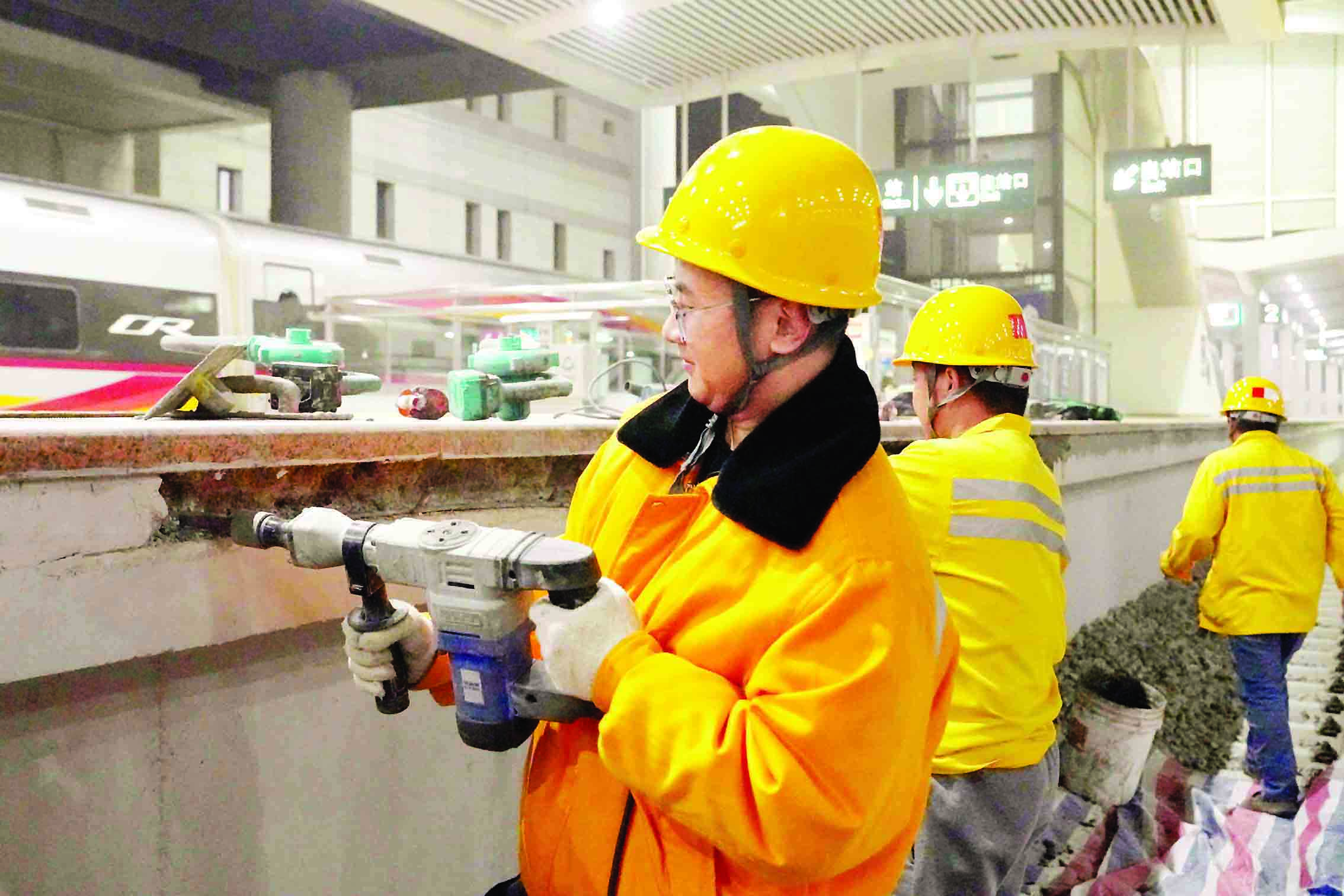     作业人员正紧锣密鼓开展站台限界测量。