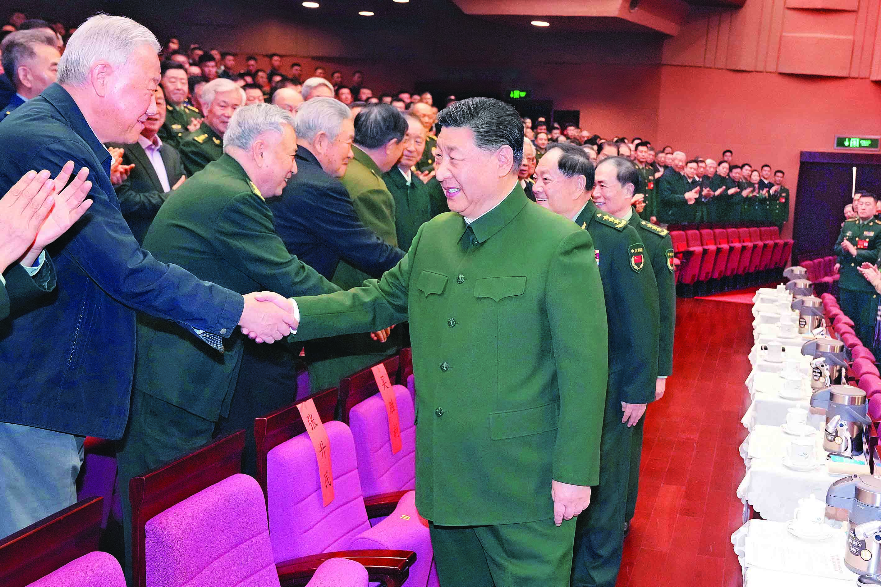     1月17日下午，中央军委慰问驻京部队老干部迎新春文艺演出在北京举行。中共中央总书记、国家主席、中央军委主席习近平观看演出，向在座的军队老同志，向全军离退休老干部，致以节日问候和新春祝福。新华社发