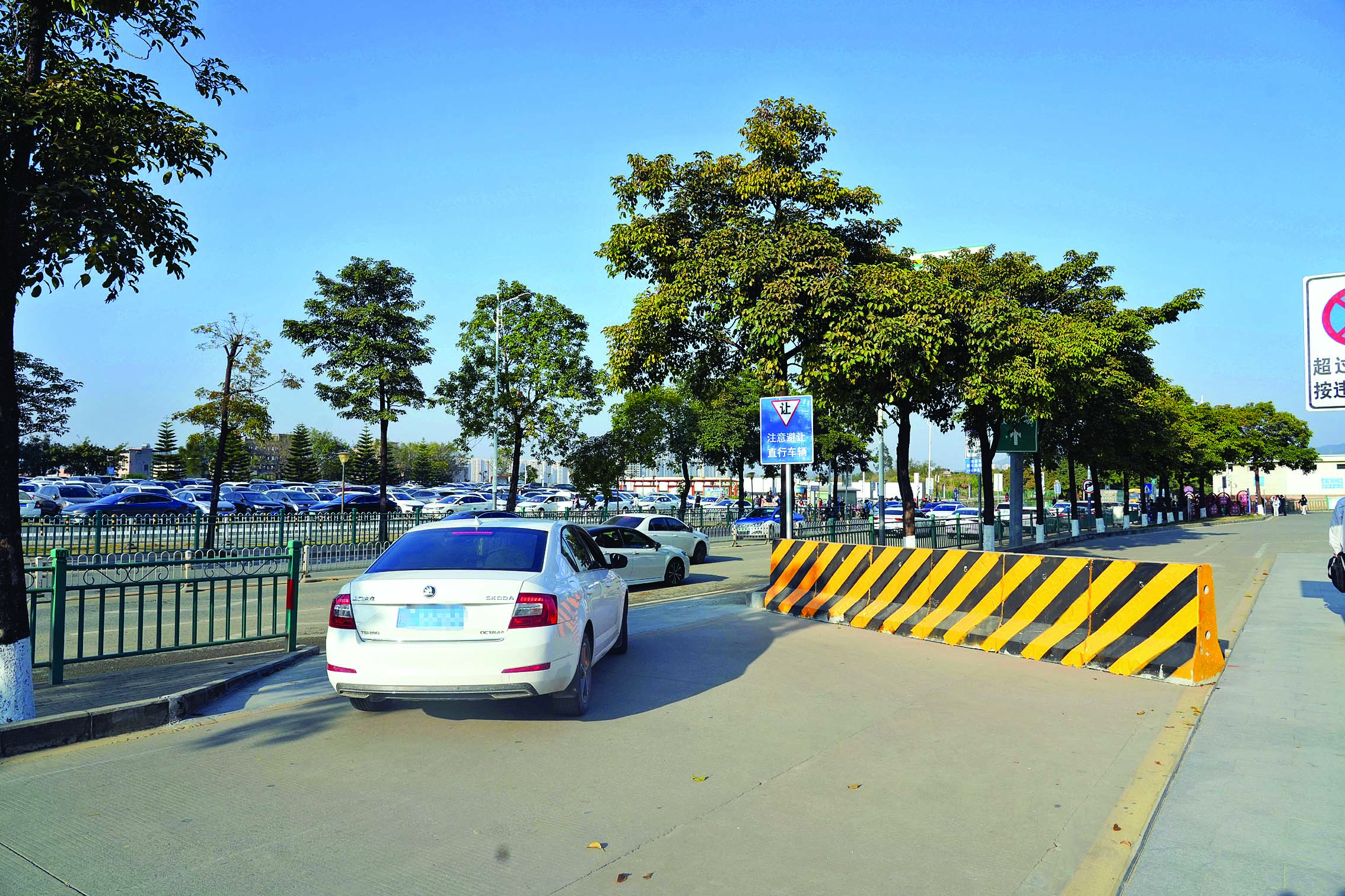     厦深高铁惠阳站站前路南、北两侧社会车辆通道进行了优化。    惠州日报记者许文昌 摄