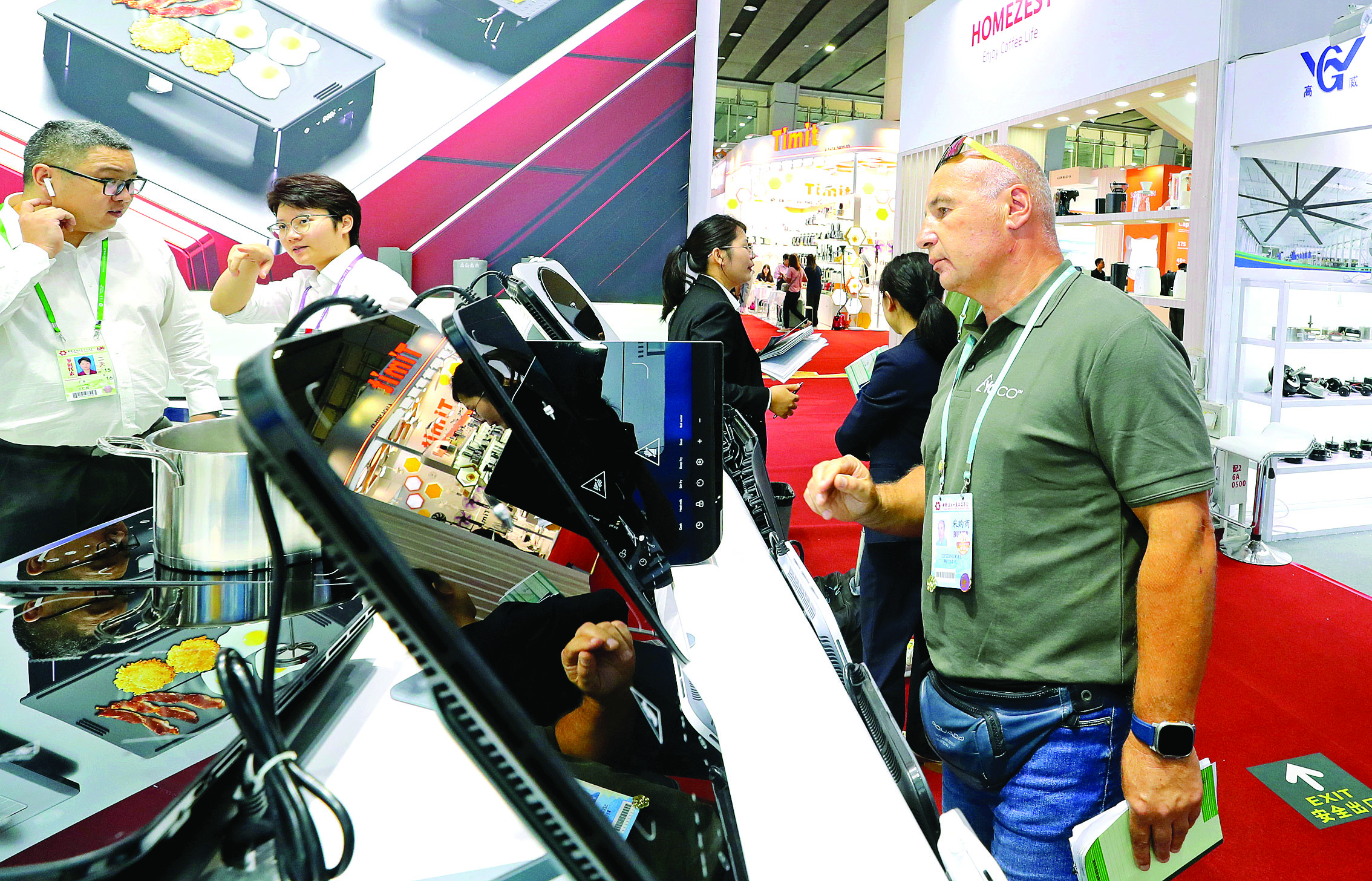     2024年广交会上，惠企展区的产品吸引客商关注。    惠州日报记者张艺明 摄