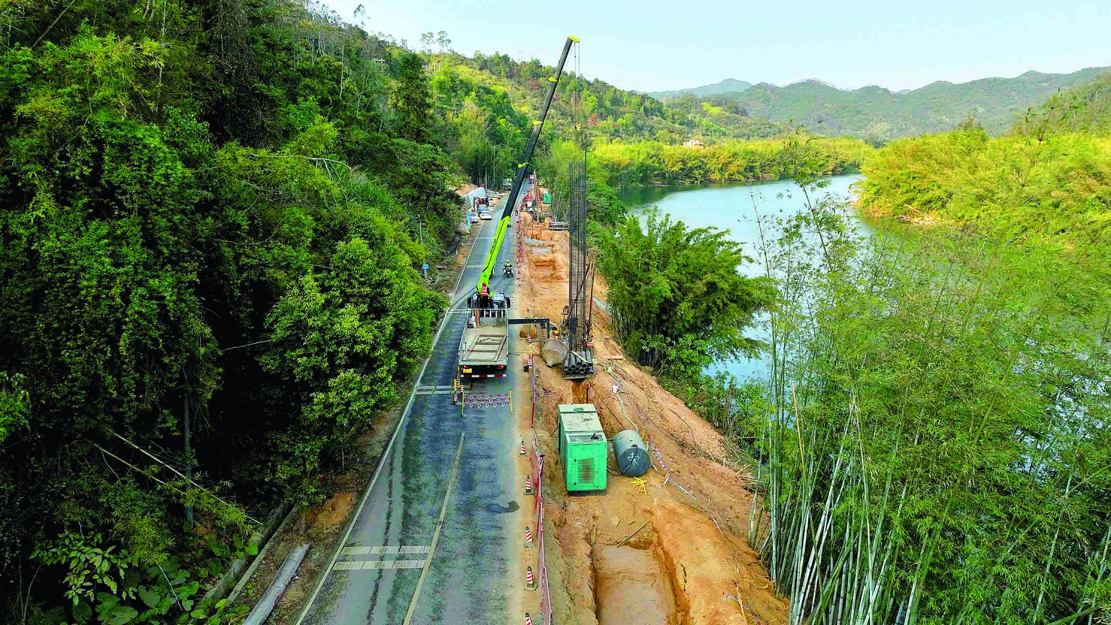     县道219线龙华路段道路扩建工程快速推进。