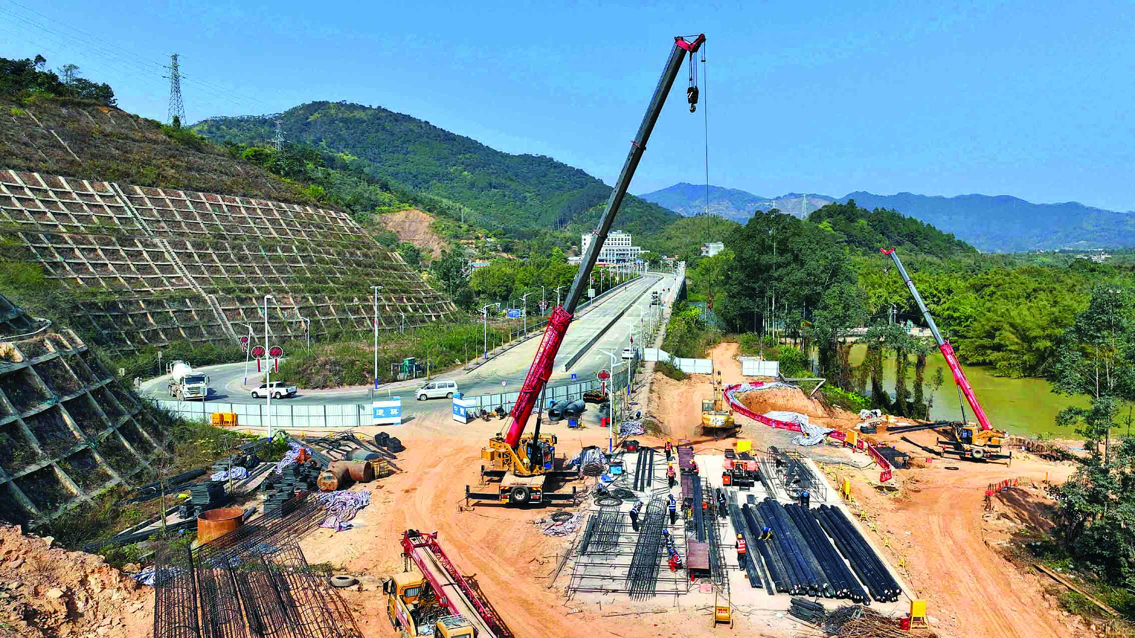     省道254线龙门段东浦中桥加紧施工。