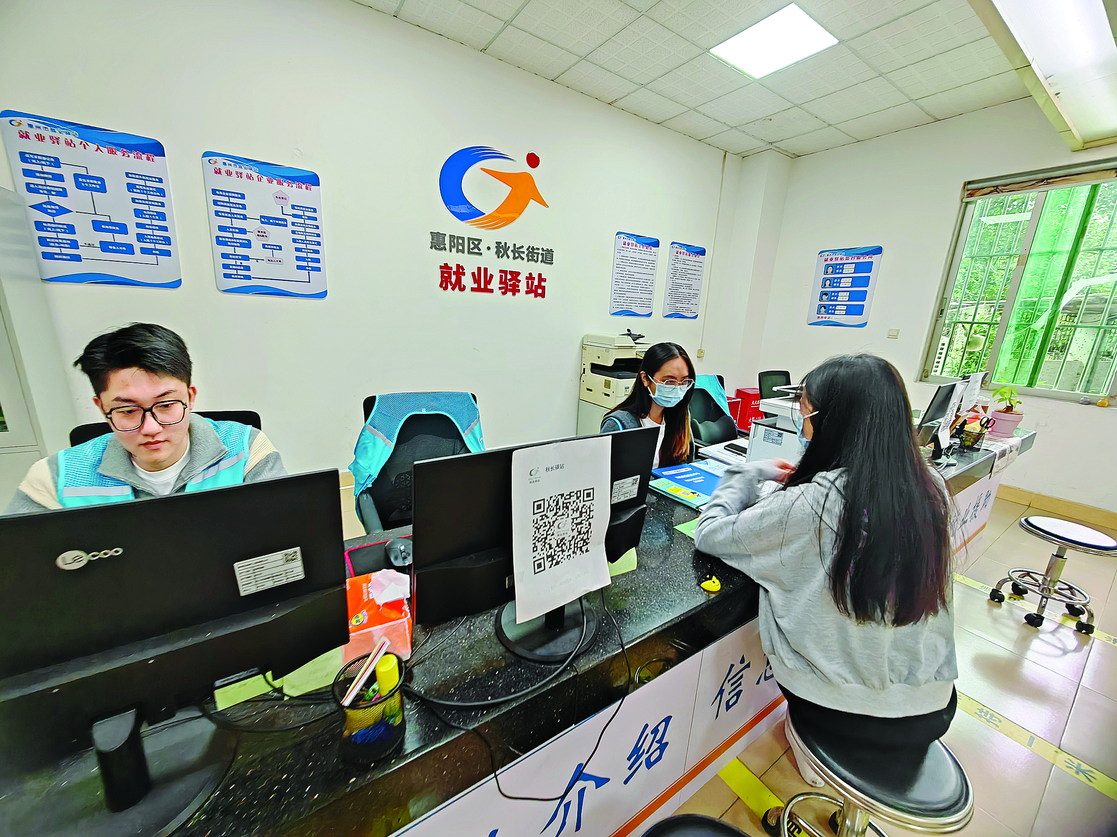    群众在就业驿站咨询。