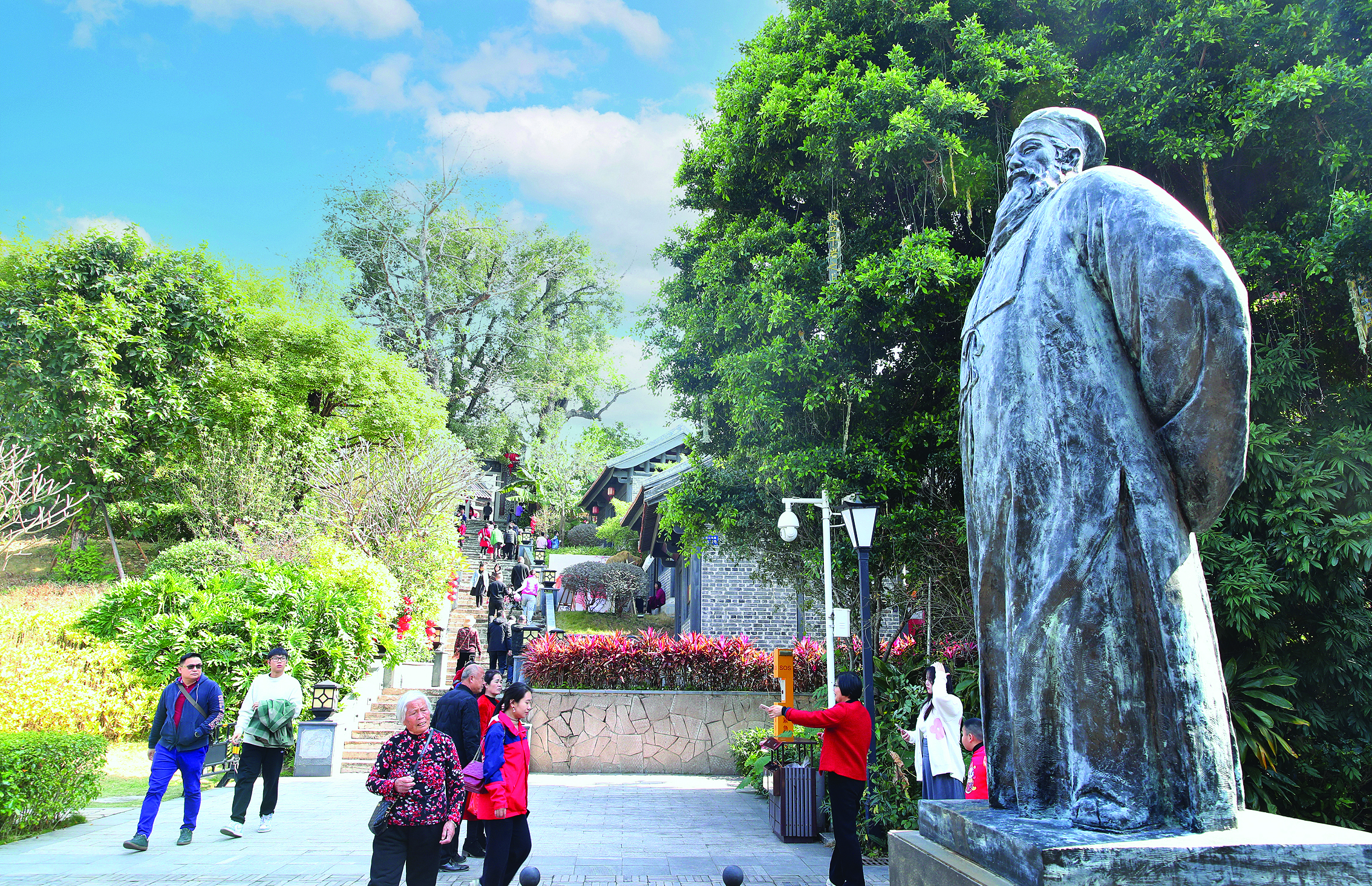     游人在惠州苏东坡祠。惠州日报记者钟畅新 摄