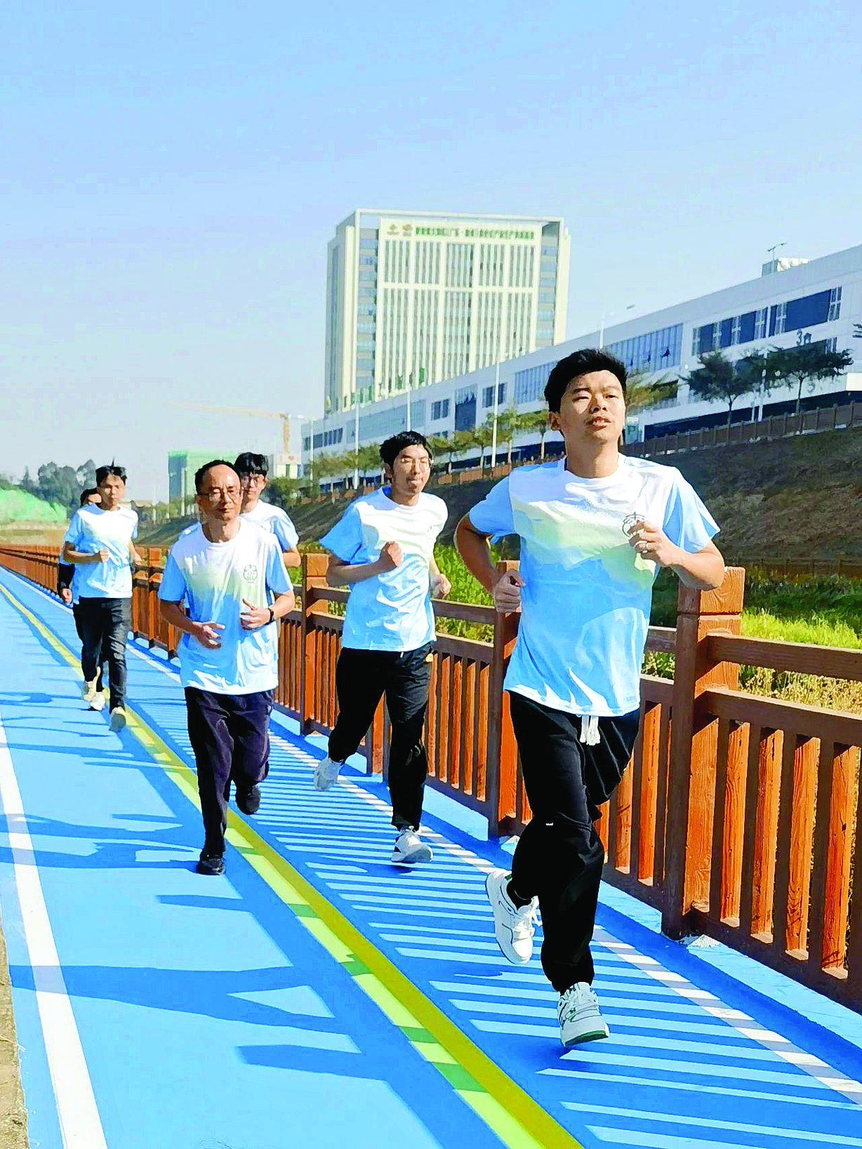     居民在新建的跑步道上锻炼。    惠州日报记者黄桃 通讯员泰美宣 摄