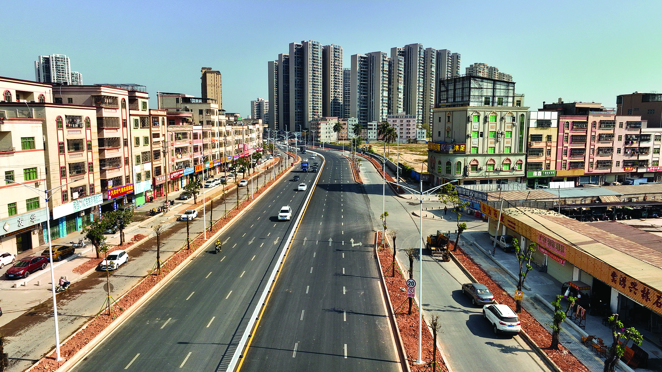     1月20日上午，惠城区水口大道北段改造工程实现主路通车，由双向4车道水泥路改为双向6车道沥青路。惠州日报记者钟畅新 摄