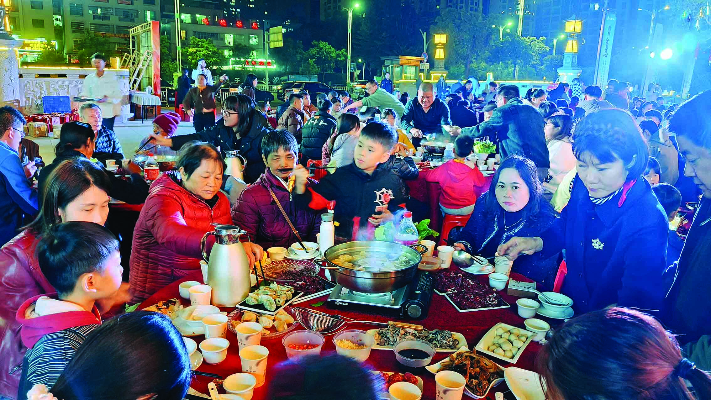     邻里宴活动现场人气旺旺。惠州日报记者李燕文 摄