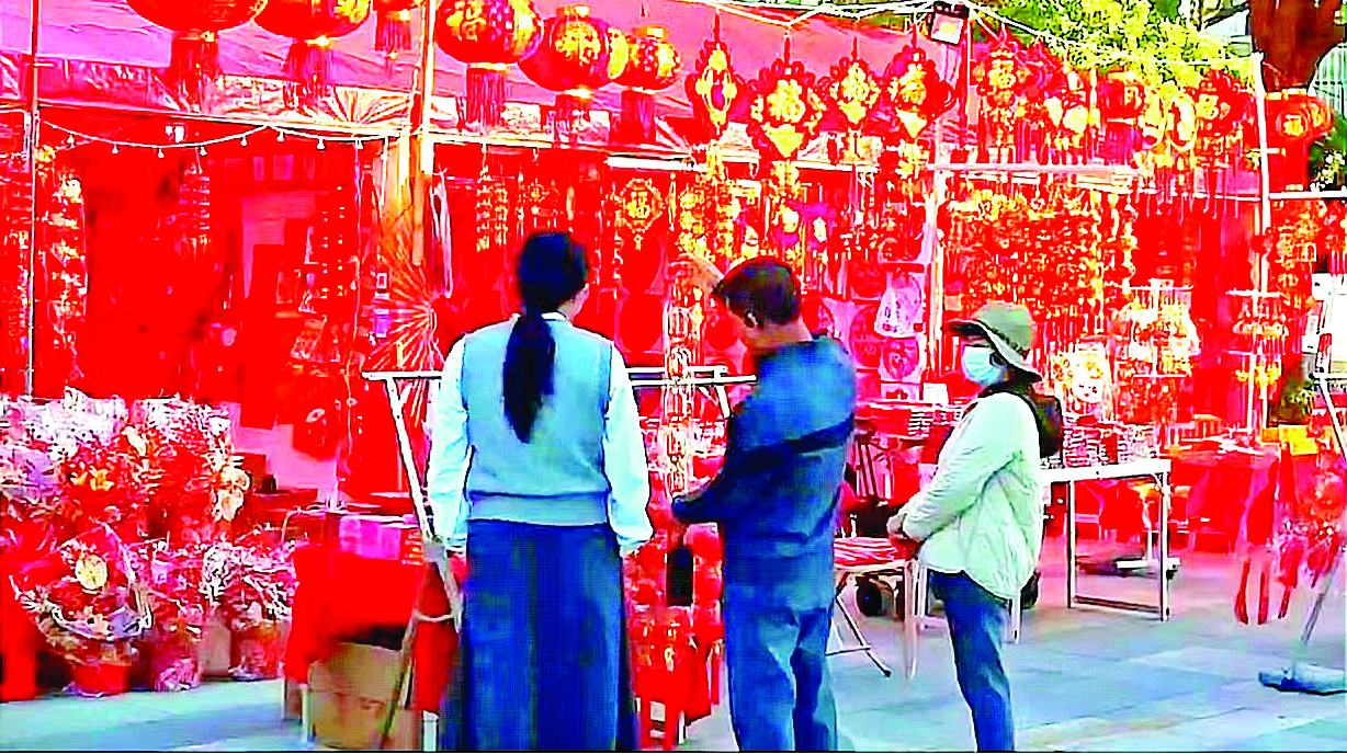     市民在挑选年味装饰品。             惠州日报记者叶文青 摄