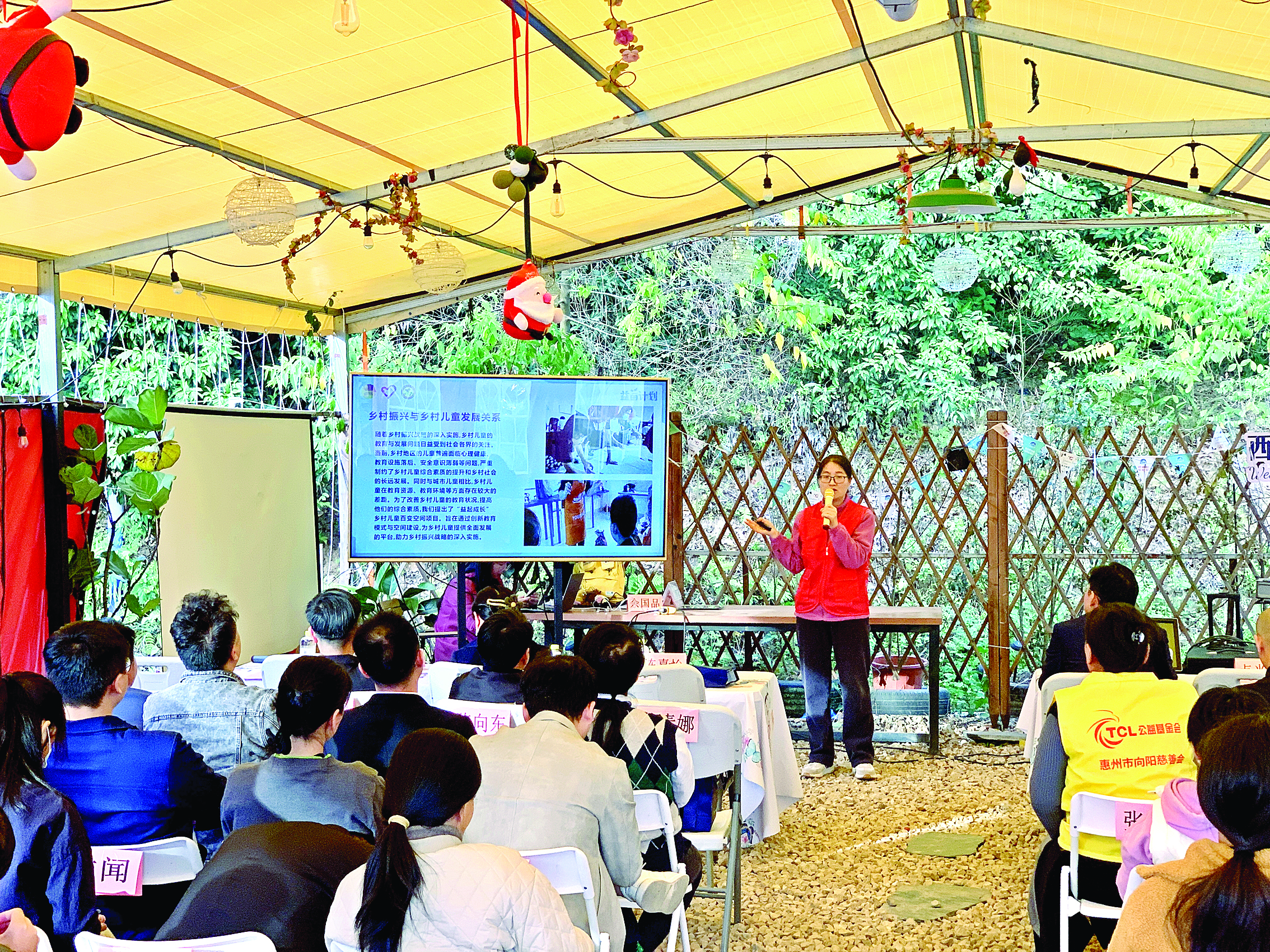     志愿者在介绍相关志愿服务项目。