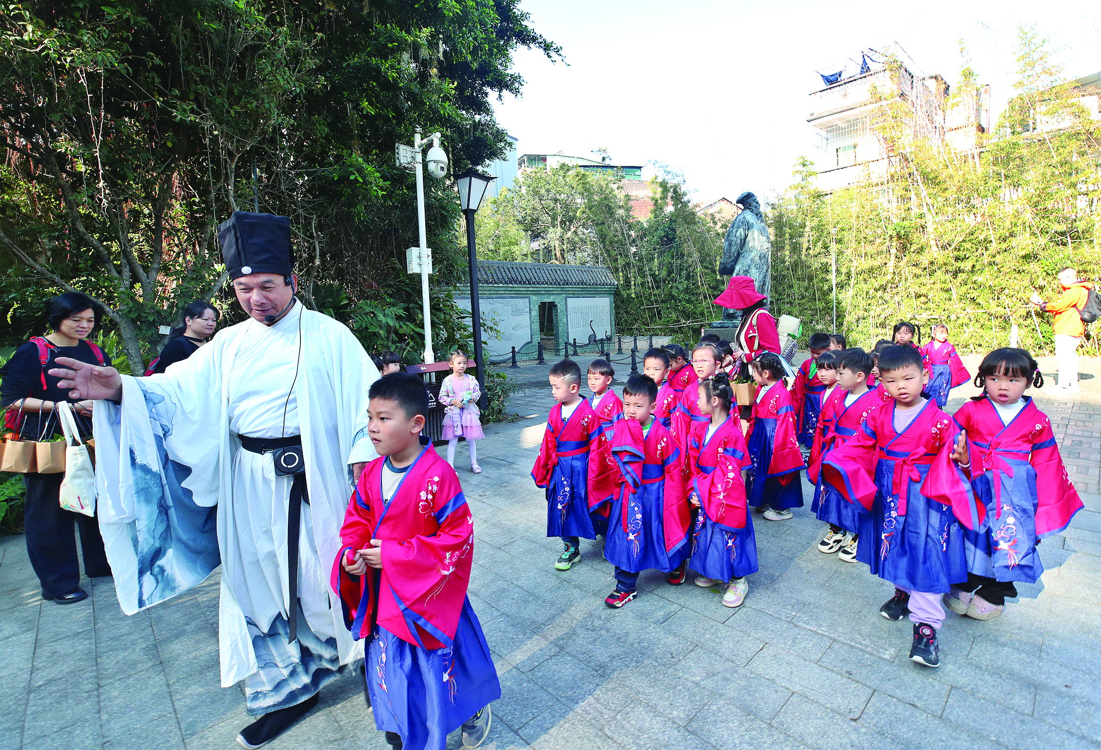     志愿者穿汉服扮演苏东坡在惠州苏东坡祠为研学团队提供义务讲解服务。    惠州日报记者钟畅新 摄