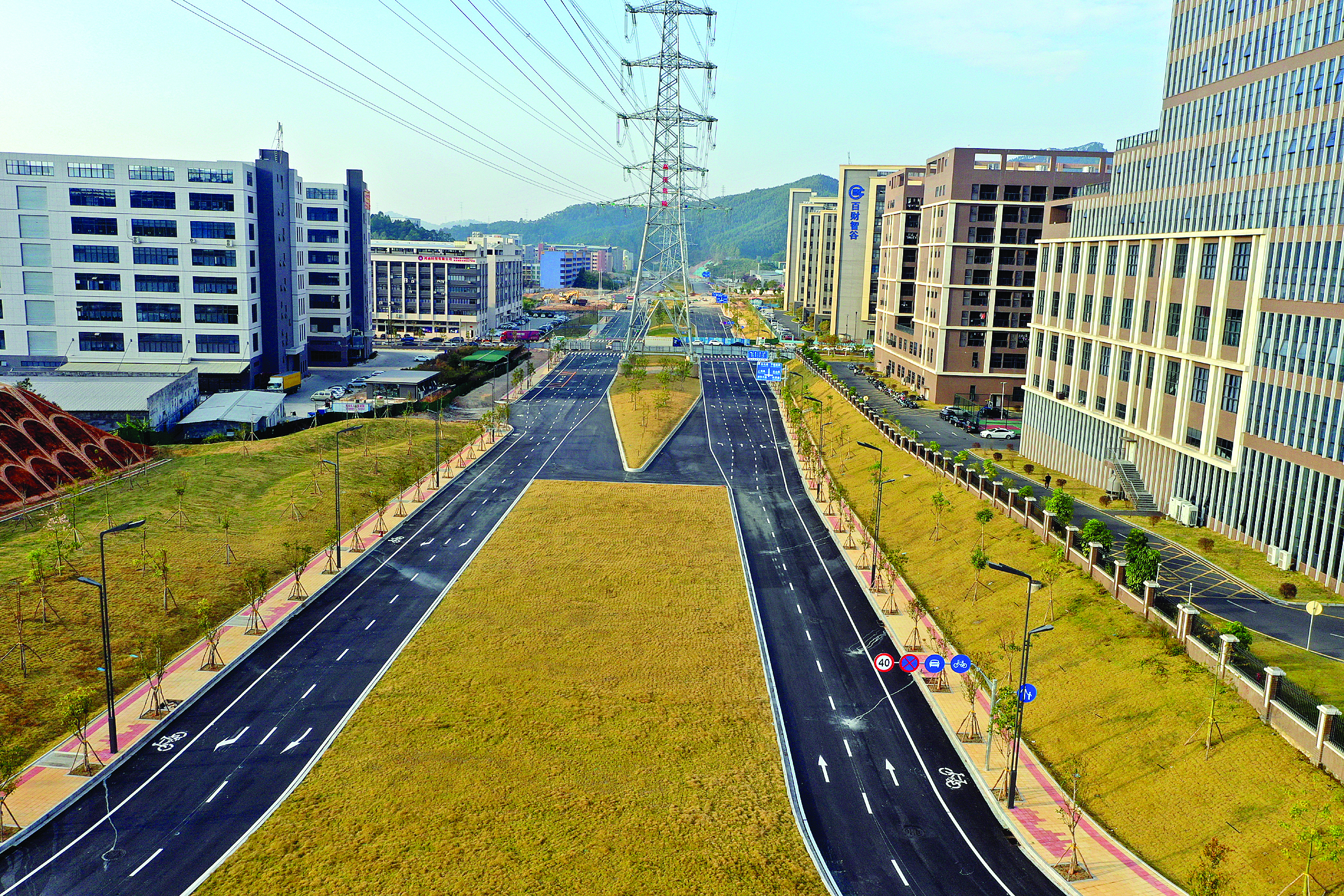     惠环街道西坑产业大道建设工程建成通车。惠州日报记者刘乙端 通讯员黎志勇 摄