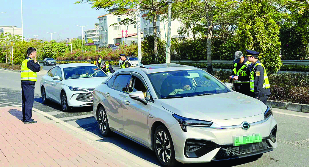     交警引导过往车辆接受检查。    惠州日报记者黄宇翔 通讯员龙融心 摄