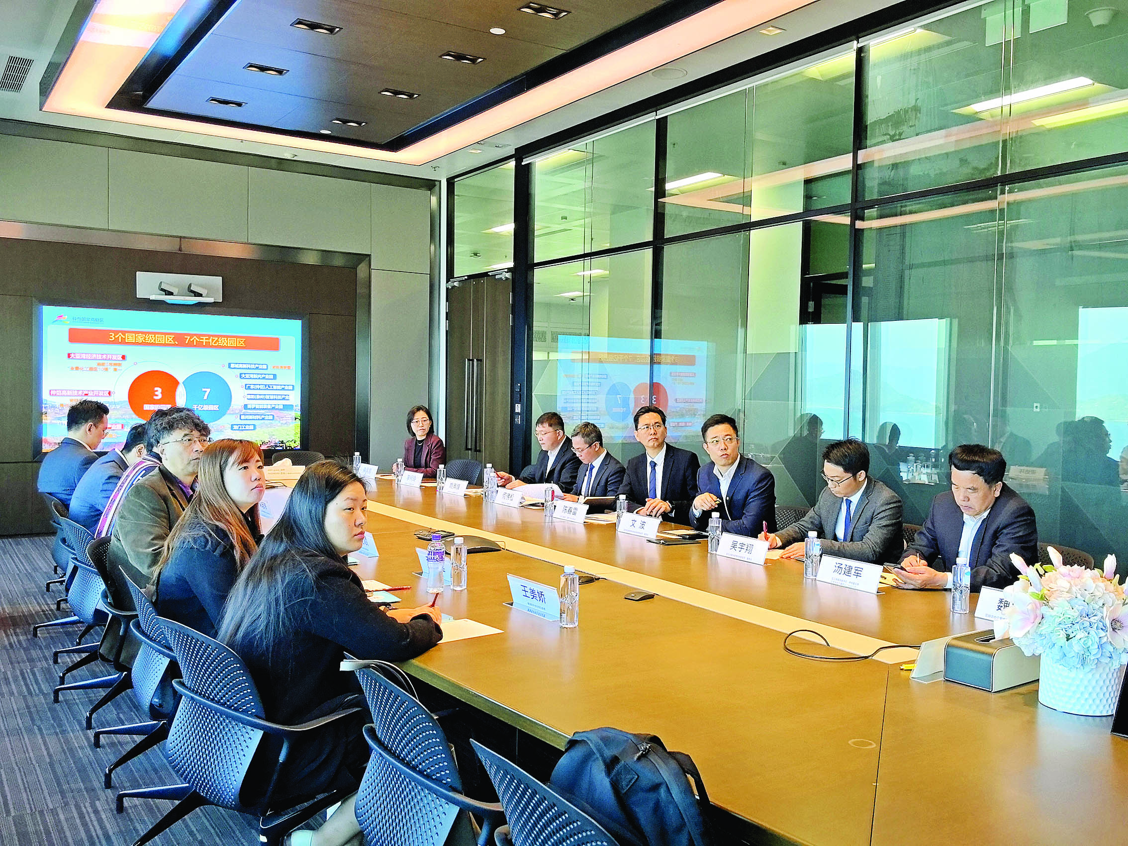     区党工委人才办与香港青年协会探讨相关合作内容。    惠州日报记者钟玮 摄