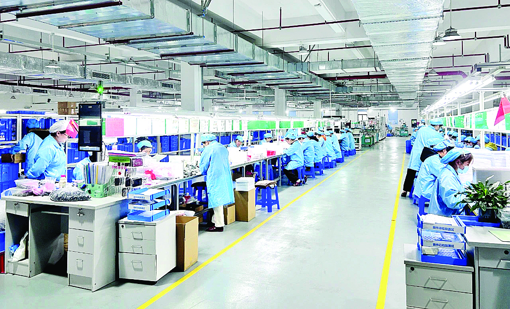     惠州优力纬尔微控电子有限公司生产车间一片繁忙。     惠州日报记者黄宇翔 通讯员龙融心 摄