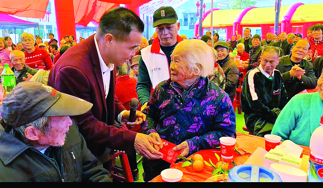     陂头神村长者在开心用餐。    惠州日报记者李燕文 通讯员王焕如 摄